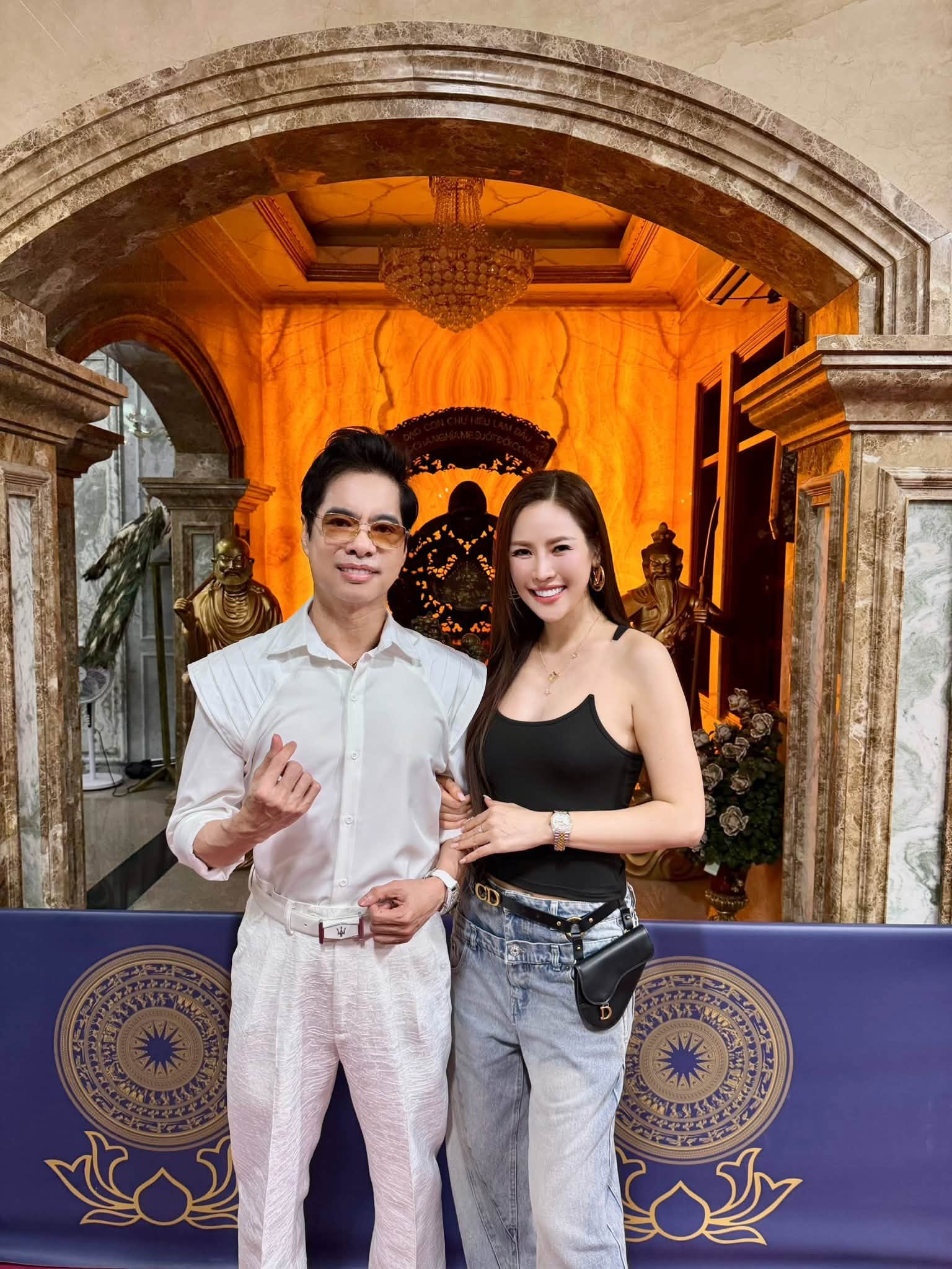 danh-ca-ngoc-son-tang-10-so-tiet-kiem-cho-me-viet-nam-anh-hung-1-1785753728.jpg