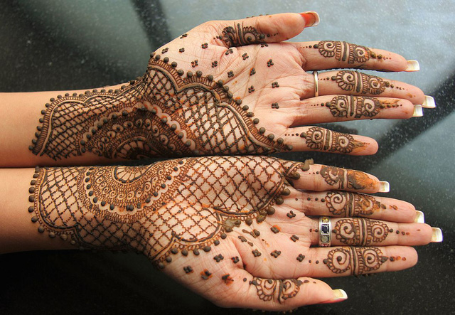 Du khách cảnh báo những hình xăm henna giả có thể gây hại tới sức khỏe   Báo Dân trí
