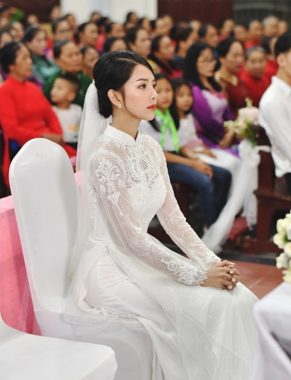 Vợ Duy Mạnh diện váy cưới Chung Thanh Phong