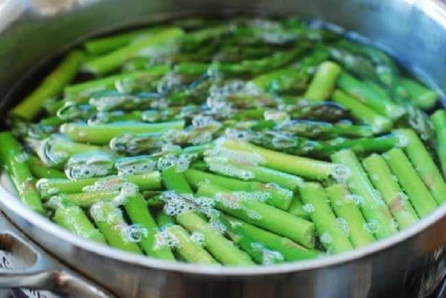2-asparagus-with-gochujang-sauce-160907323-1622283540.jpg
