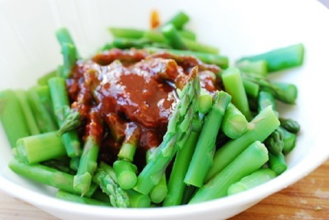 3-asparagus-with-gochujang-sauce-160917385-1622283562.jpg