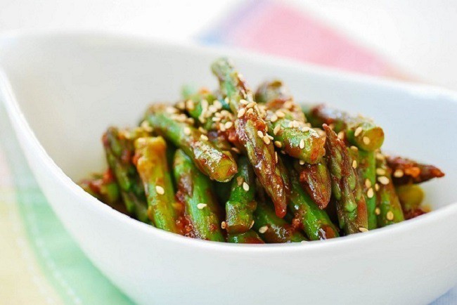 4-asparagus-with-gochujang-sauce-160927666-1622283593.jpg