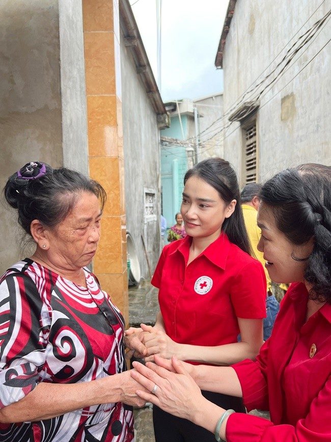 dien-vien-nha-phuong-dong-hanh-hoi-chu-thap-do-cuu-tro-ba-con-mien-trung-9-1664788597.jpg