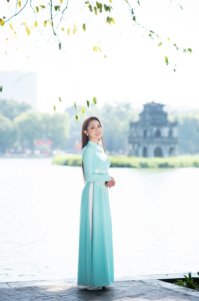 xao-xuyen-ngam-nguyen-ngoc-anh-tha-thuot-voi-ao-dai-trong-nang-thu-vang-ong-a-8-1666063412.jpg