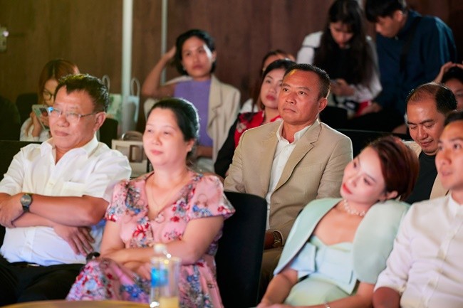 vy-oanh-tro-lai-voi-am-nhac-sau-khi-sinh-3-con-3-1668498246.jpg