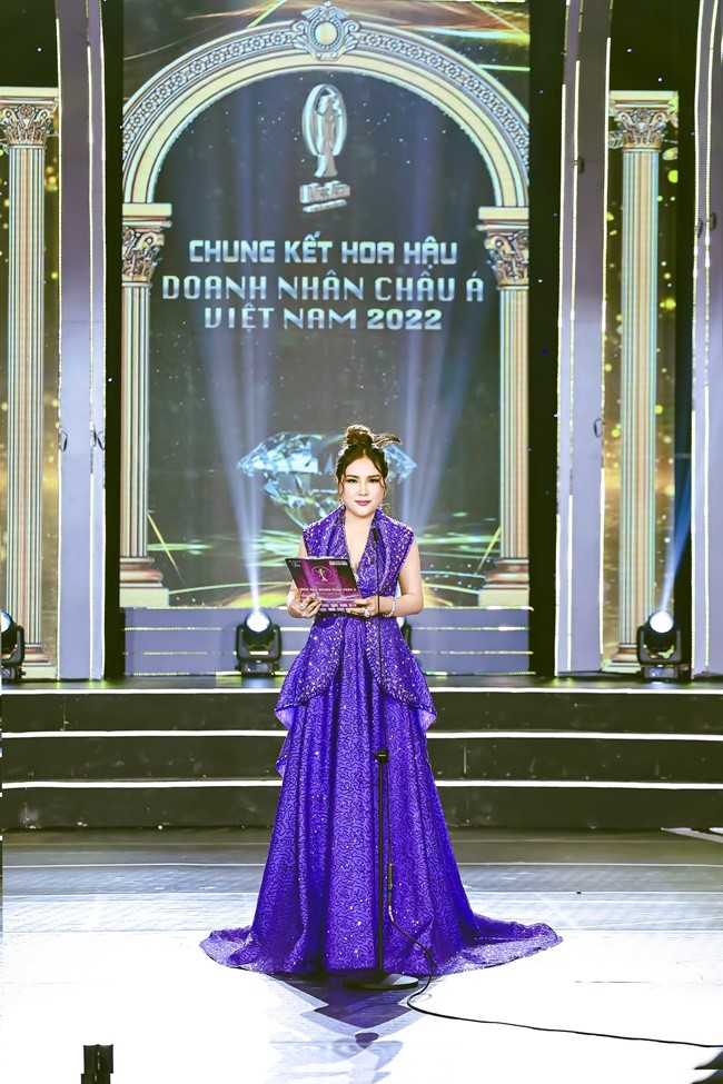 ngoi-vi-a-hau-1-hoa-hau-doanh-nhan-chau-a-viet-nam-2022-thuoc-ve-doanh-nhan-thai-thi-quy-huong-1-1669864181.jpg