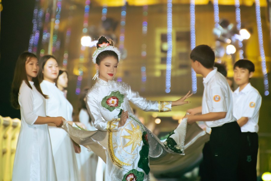 batch-katherine-minh-vy-nhan-duoc-su-yeu-men-cua-khan-gia-sau-phan-trinh-dien-ao-dai-ky-luc4-1682409050.jpg