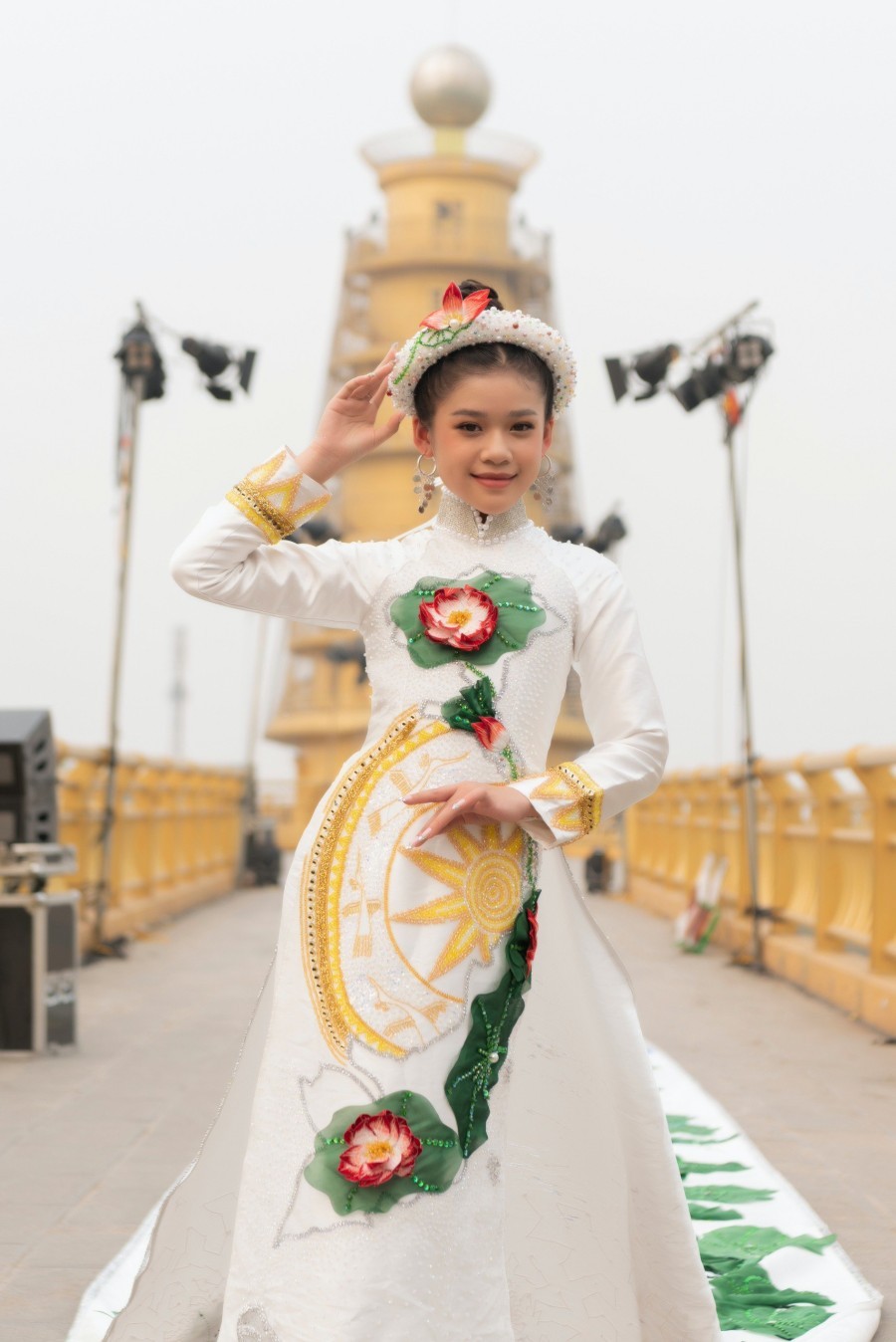 batch-katherine-minh-vy-trinh-dien-ao-dai-ky-luc-guiness-vn-cua-ntk-phuong-ho12-1682409050.jpg