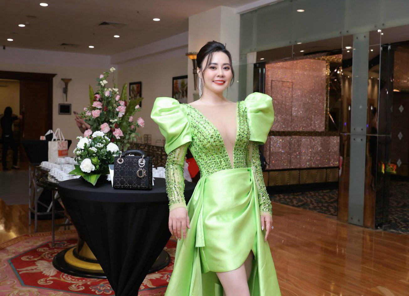 mrs-earth-vietnam-lan-dau-tien-duoc-to-chuc-vo-chong-man-anh-quang-teo-hoa-hau-phan-kim-oanh-ngoi-ghe-nong-2-1702747799.jpg