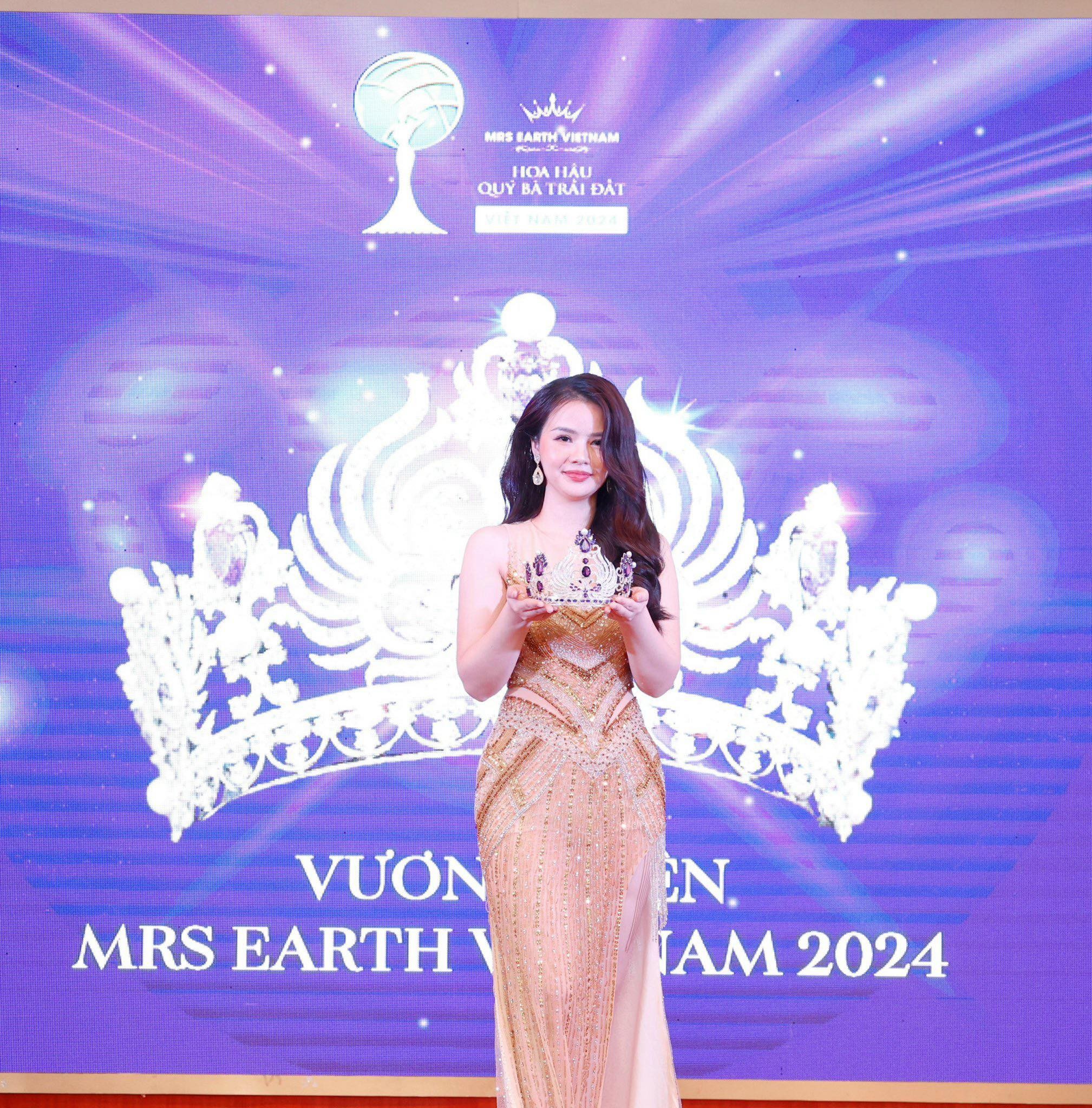 mrs-earth-vietnam-lan-dau-tien-duoc-to-chuc-vo-chong-man-anh-quang-teo-hoa-hau-phan-kim-oanh-ngoi-ghe-nong-4-1702747799.jpg