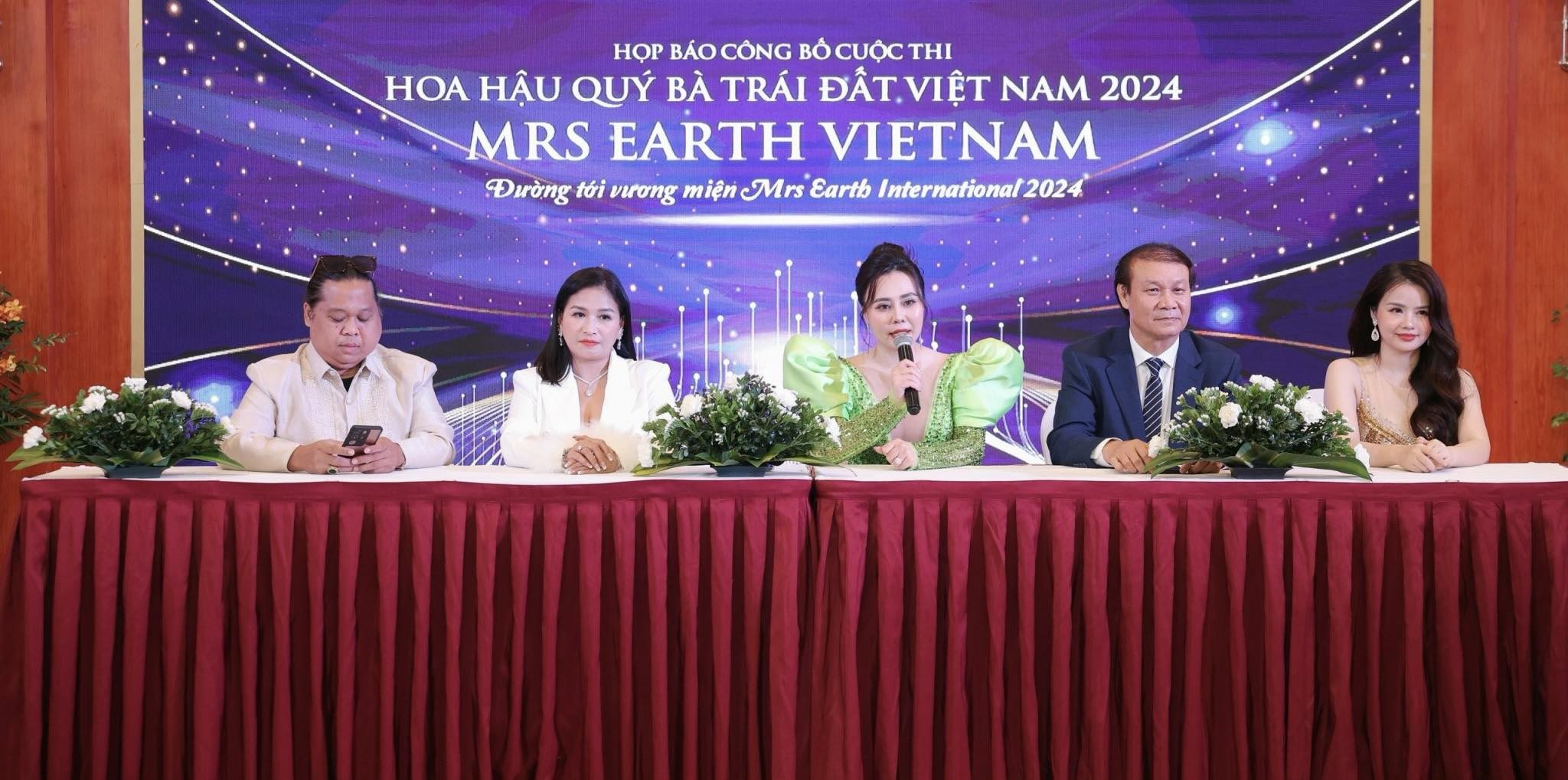 mrs-earth-vietnam-lan-dau-tien-duoc-to-chuc-vo-chong-man-anh-quang-teo-hoa-hau-phan-kim-oanh-ngoi-ghe-nong-5-1702747799.jpg