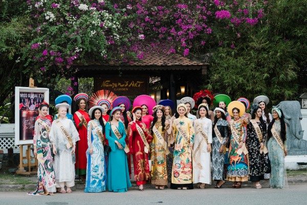 dan-thi-sinh-miss-global-2023-khoe-sac-voi-ao-dai-viet-nam-1-1704889005.jpg