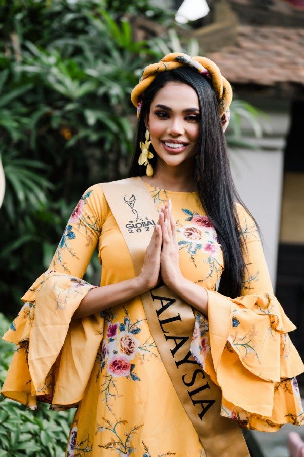 dan-thi-sinh-miss-global-2023-khoe-sac-voi-ao-dai-viet-nam-10-1704889059.jpg