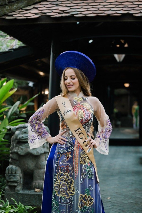dan-thi-sinh-miss-global-2023-khoe-sac-voi-ao-dai-viet-nam-13-1704889623.jpg