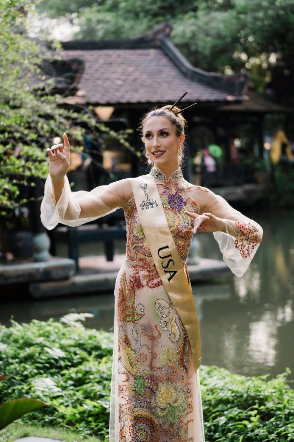 dan-thi-sinh-miss-global-2023-khoe-sac-voi-ao-dai-viet-nam-5-1704889058.jpg