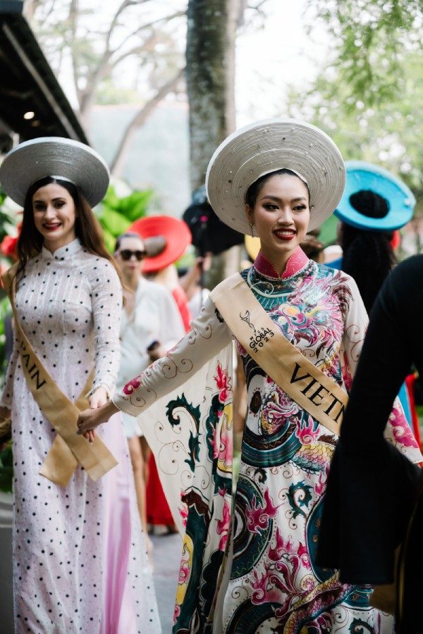dan-thi-sinh-miss-global-2023-khoe-sac-voi-ao-dai-viet-nam-9-1704889059.jpg