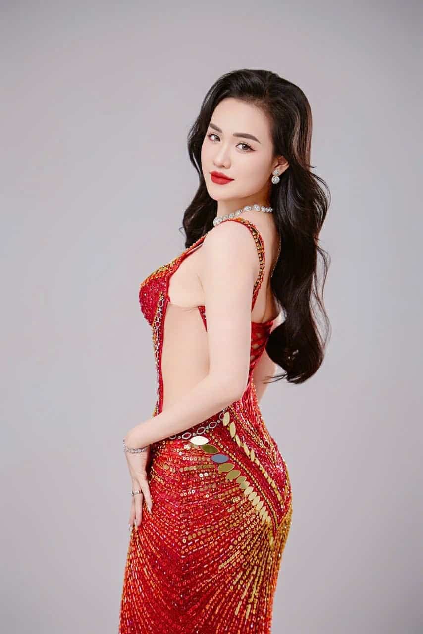 nguoi-dep-vu-thi-hoa-dang-quang-mrs-earth-international-2024-2-1733802534.jpg