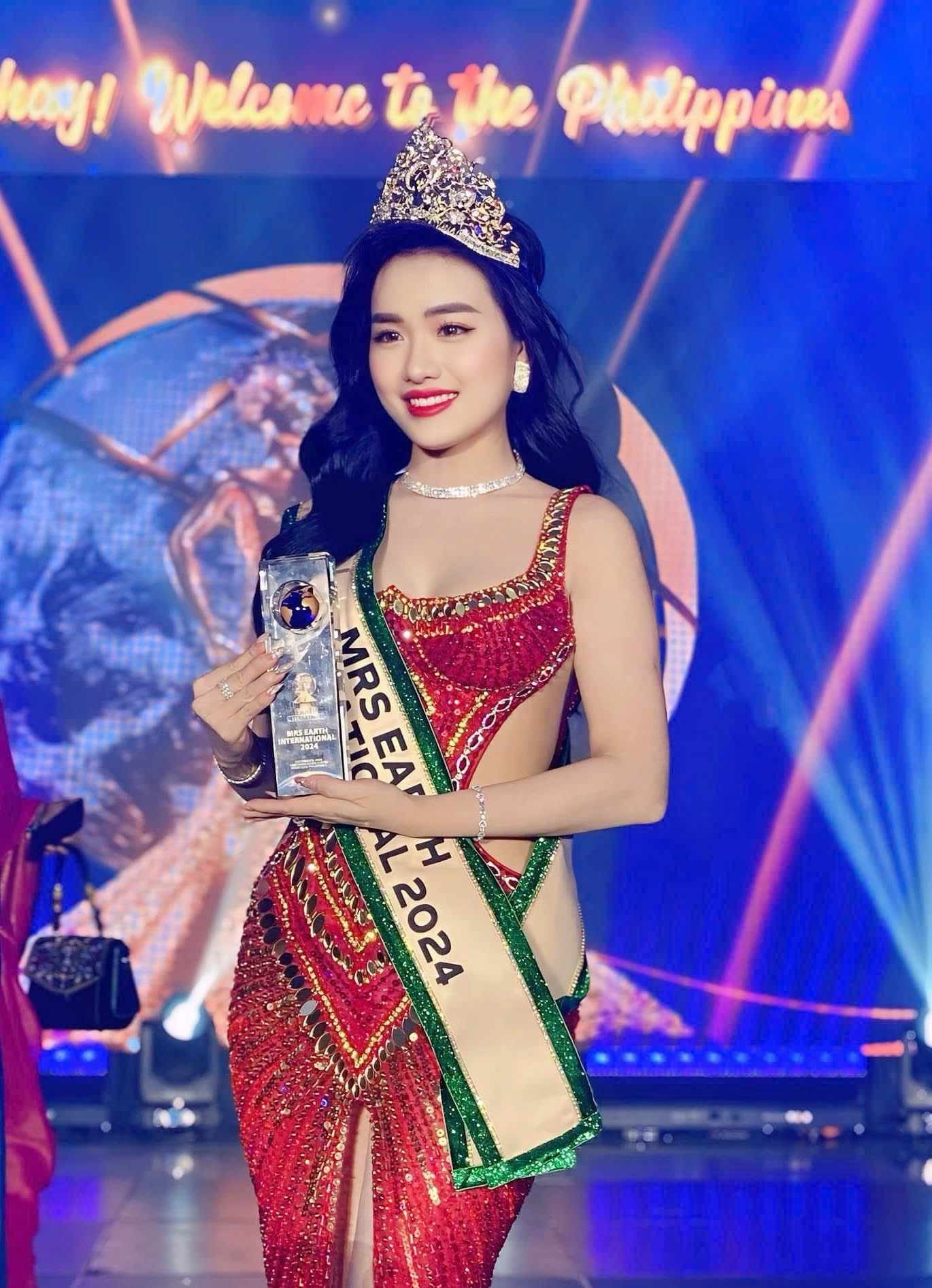 nguoi-dep-vu-thi-hoa-dang-quang-mrs-earth-international-2024-3-1733802358.jpg