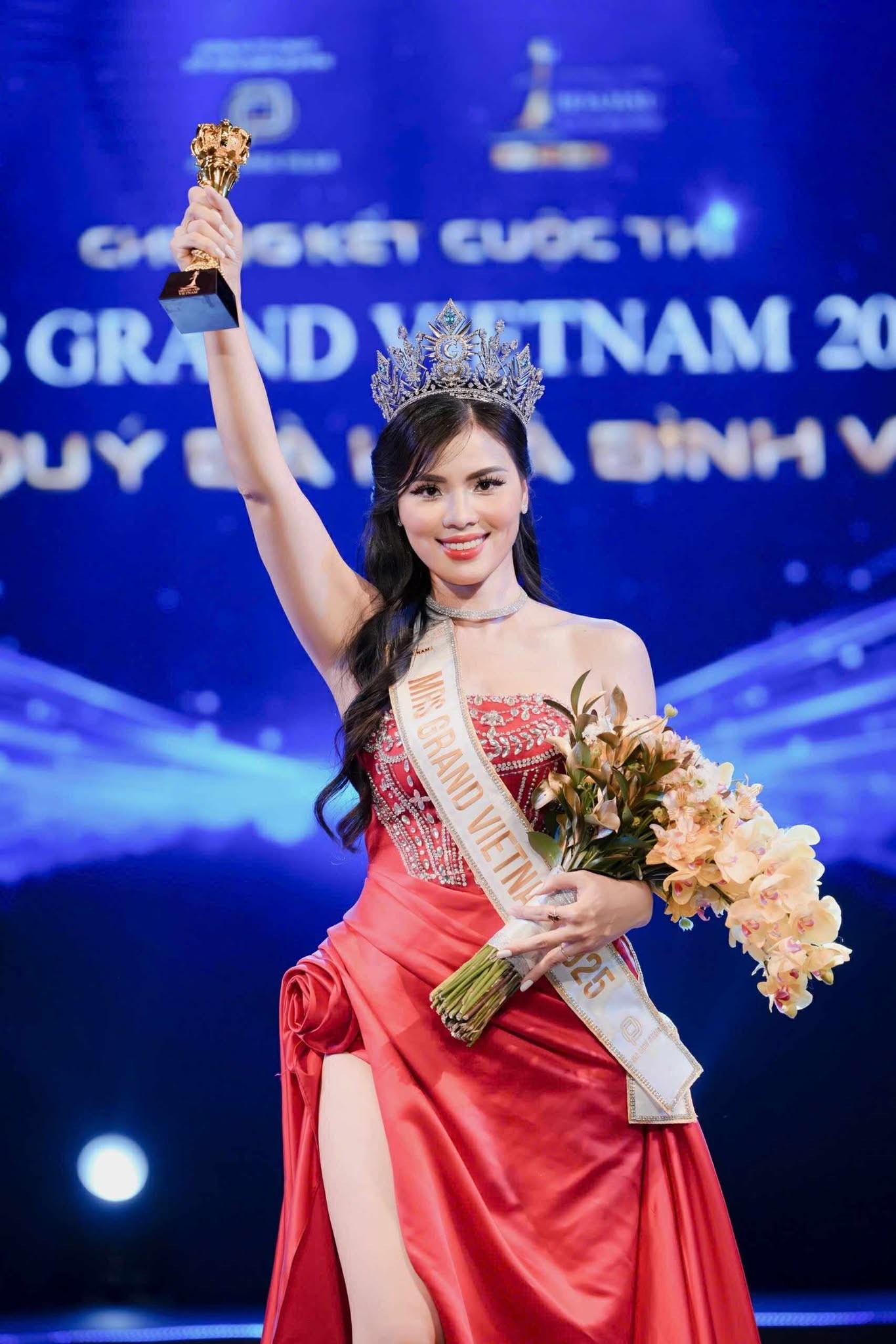 nu-can-bo-nganh-khoa-hoc-nguyen-thi-thua-dang-quang-mrs-grand-vietnam-2025-3-1751331388.jpg