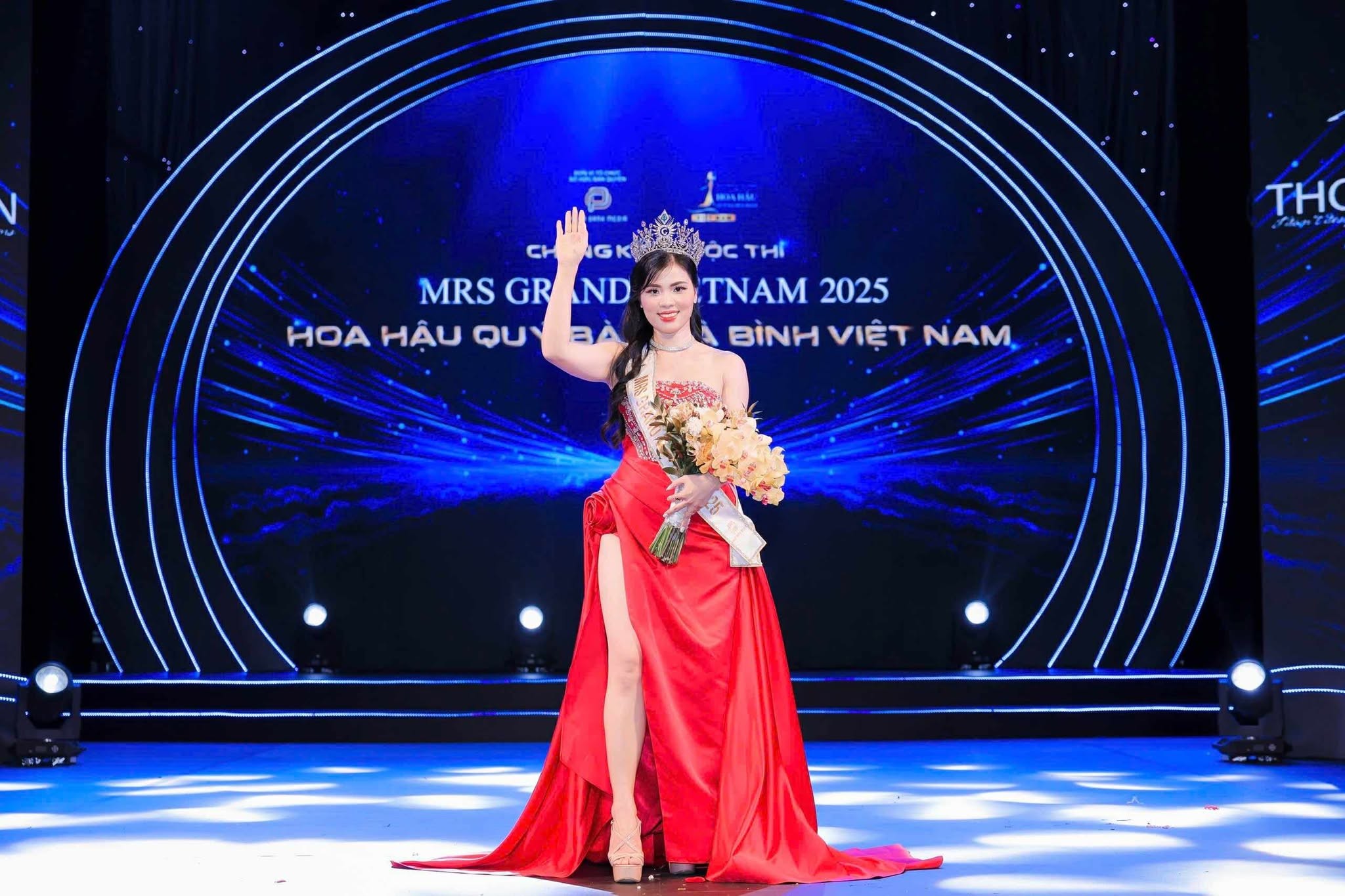 nu-can-bo-nganh-khoa-hoc-nguyen-thi-thua-dang-quang-mrs-grand-vietnam-2025-4-1751331388.jpg