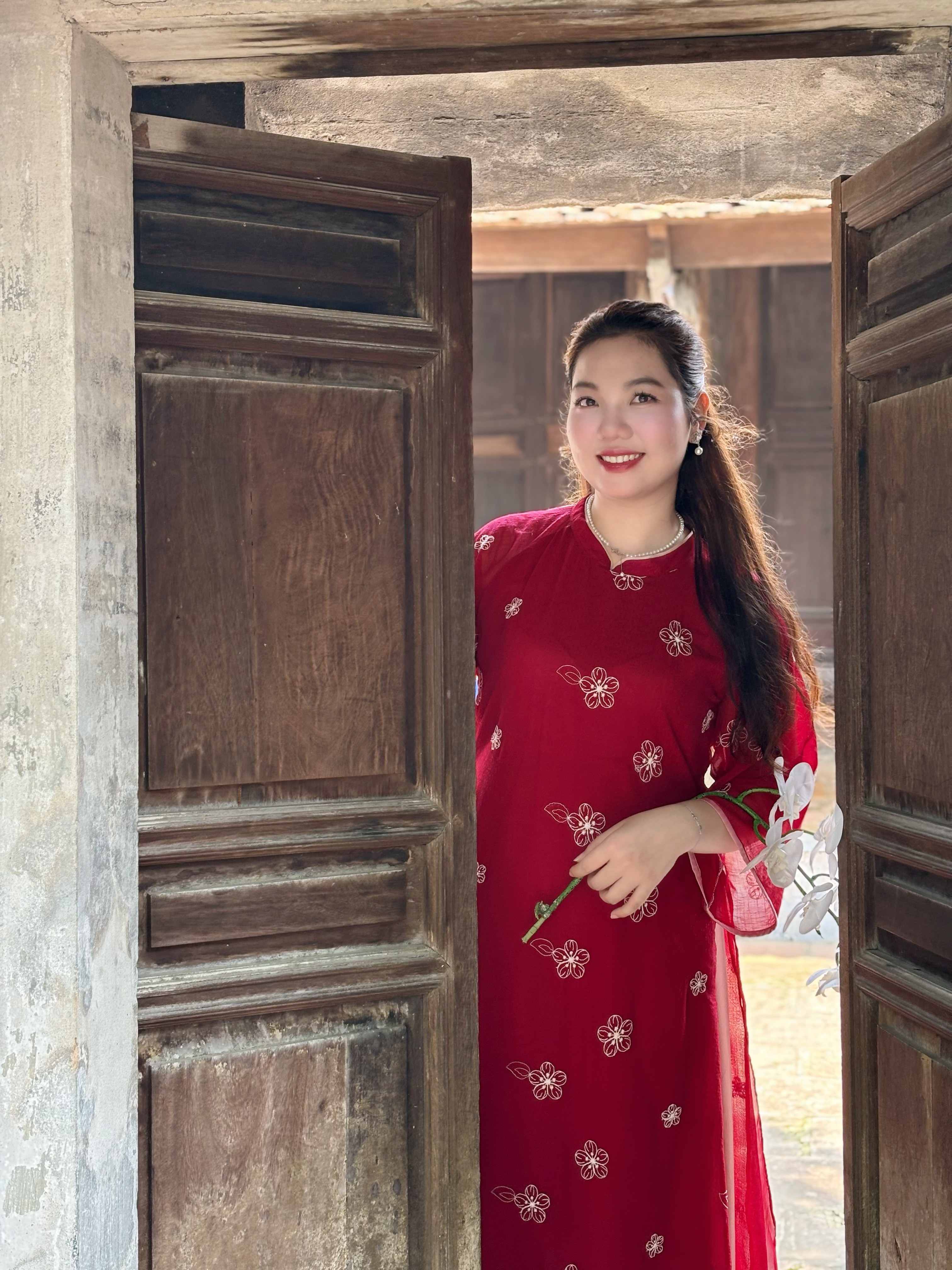 bst-ao-dai-lay-cam-hung-tu-suong-som-tren-hoa-danh-rieng-cho-phu-nu-dang-nguoi-day-dan-7-1753887504.jpeg