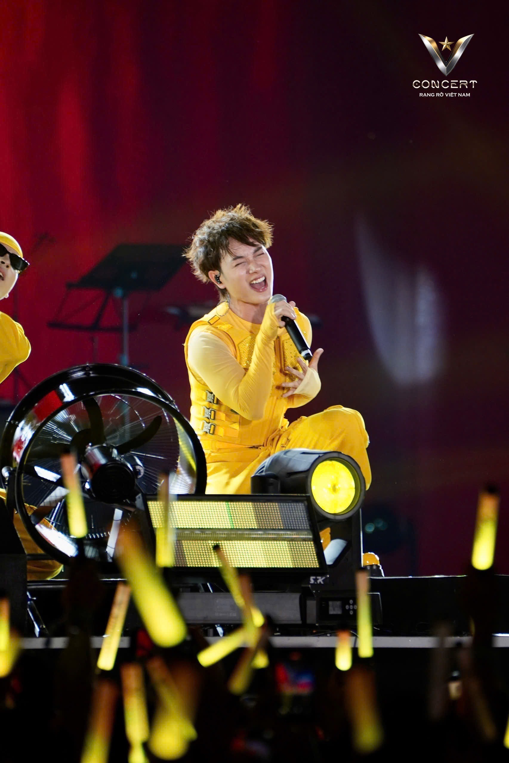 man-nhan-dem-nhac-v-concert-rang-ro-viet-nam-voi-25000-khan-gia-5-1754803521.jpeg