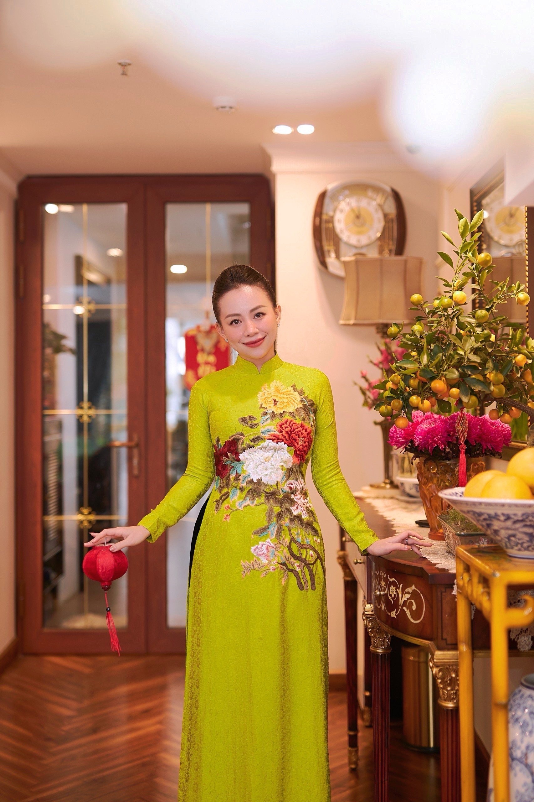 ta-ao-dai-khien-mang-xa-hoi-bung-no-toi-quoc-khanh-va-cau-chuyen-chua-ke-cua-ntk-nguyen-tho-tho-4-1756971443.jpg