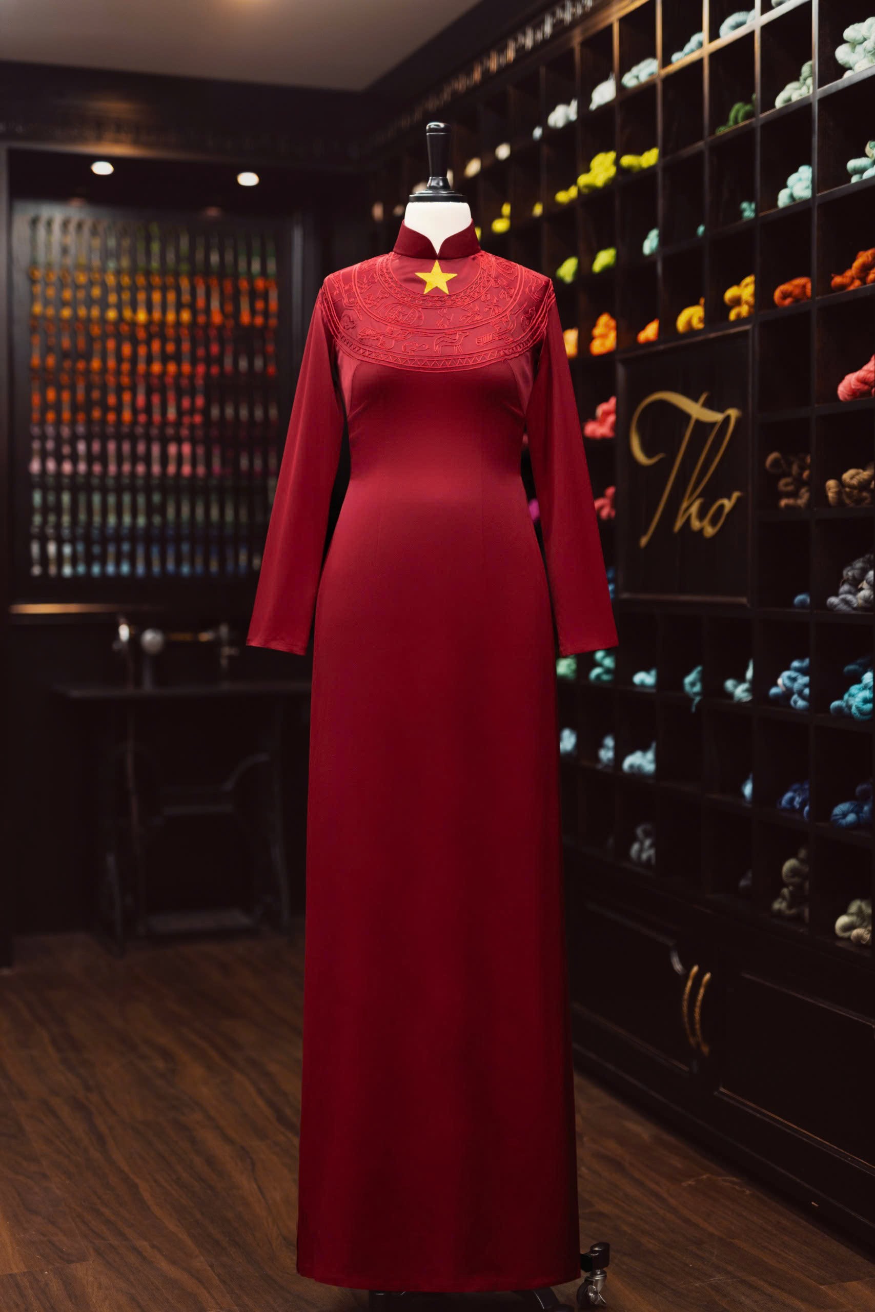 ta-ao-dai-khien-mang-xa-hoi-bung-no-toi-quoc-khanh-va-cau-chuyen-chua-ke-cua-ntk-nguyen-tho-tho-5-1756971765.jpg