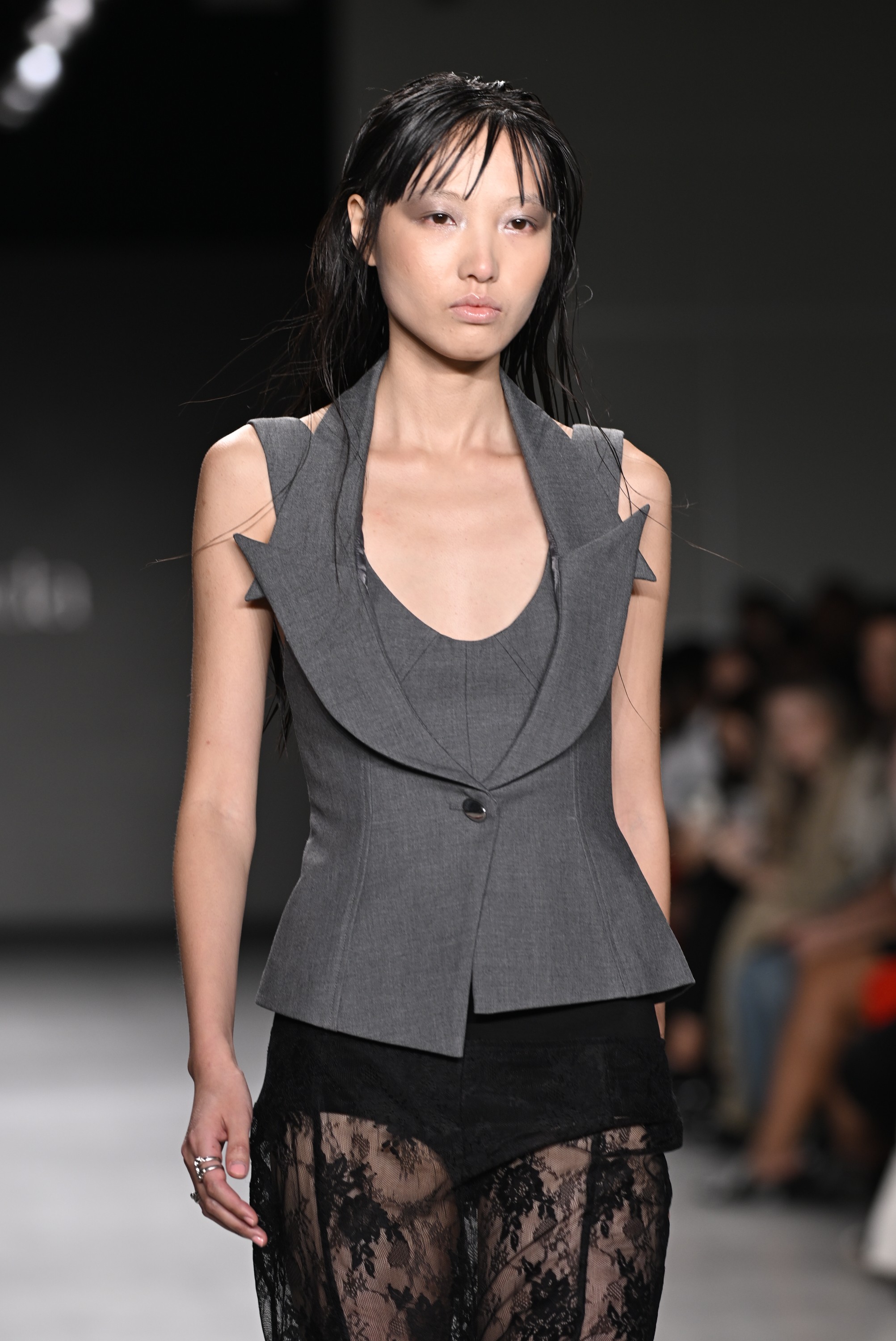 ntk-genz-viet-gay-nuc-long-gioi-mo-dieu-voi-bst-cong-so-tai-new-york-fashion-week-1-1757759542.jpg