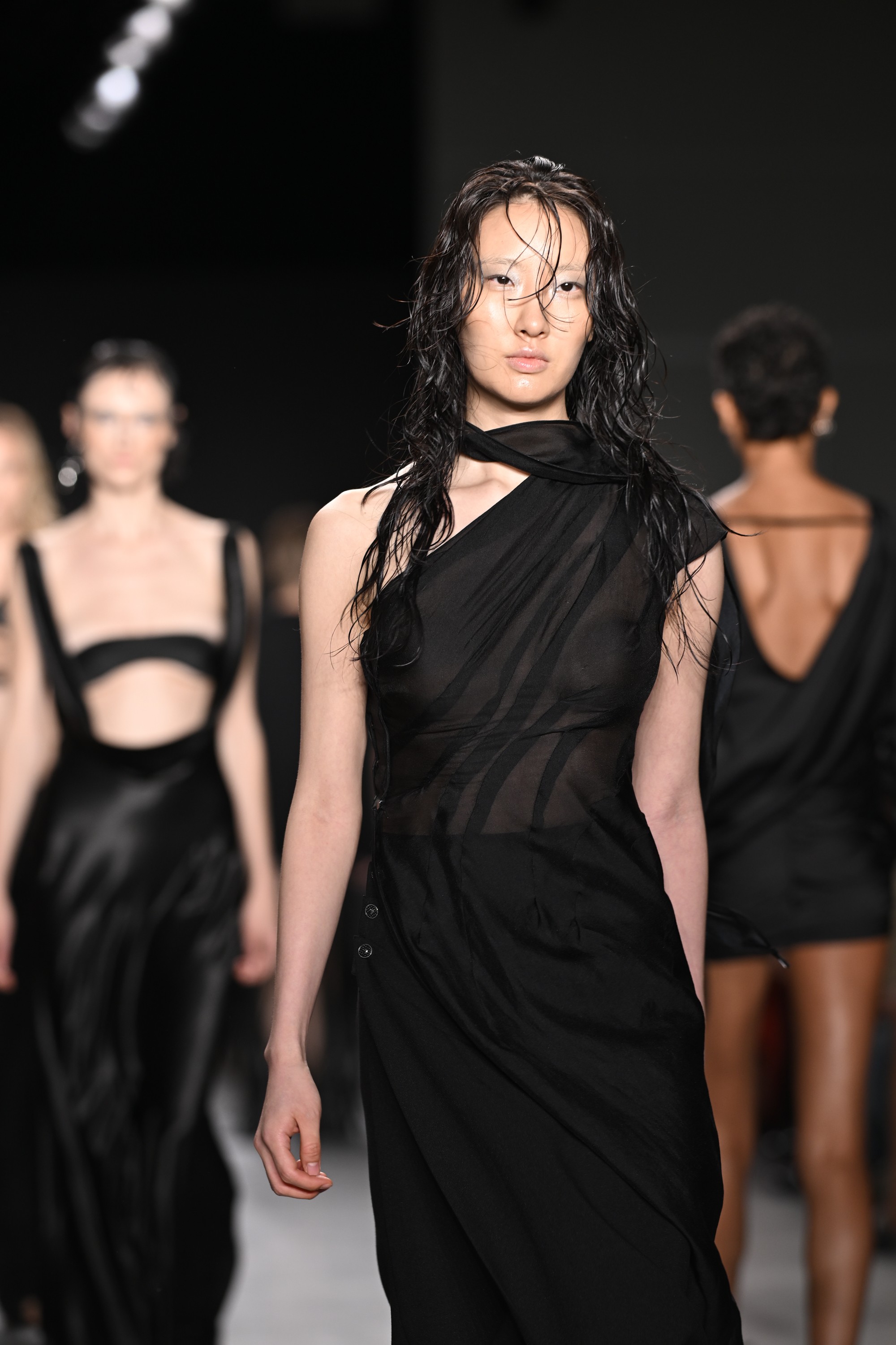 ntk-genz-viet-gay-nuc-long-gioi-mo-dieu-voi-bst-cong-so-tai-new-york-fashion-week-10-1757759541.jpg