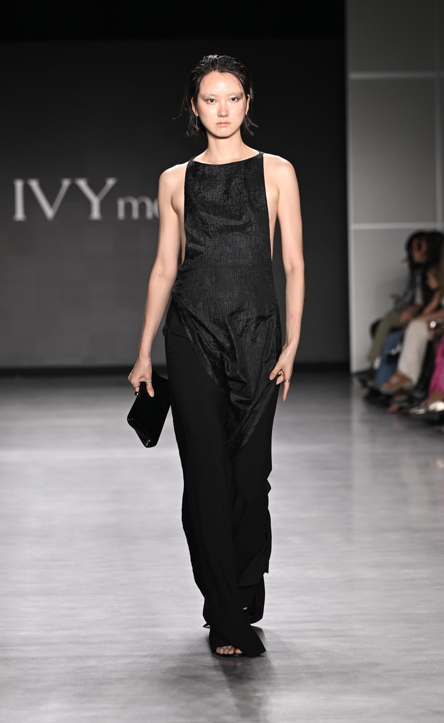 ntk-genz-viet-gay-nuc-long-gioi-mo-dieu-voi-bst-cong-so-tai-new-york-fashion-week-13-1757759541.jpg
