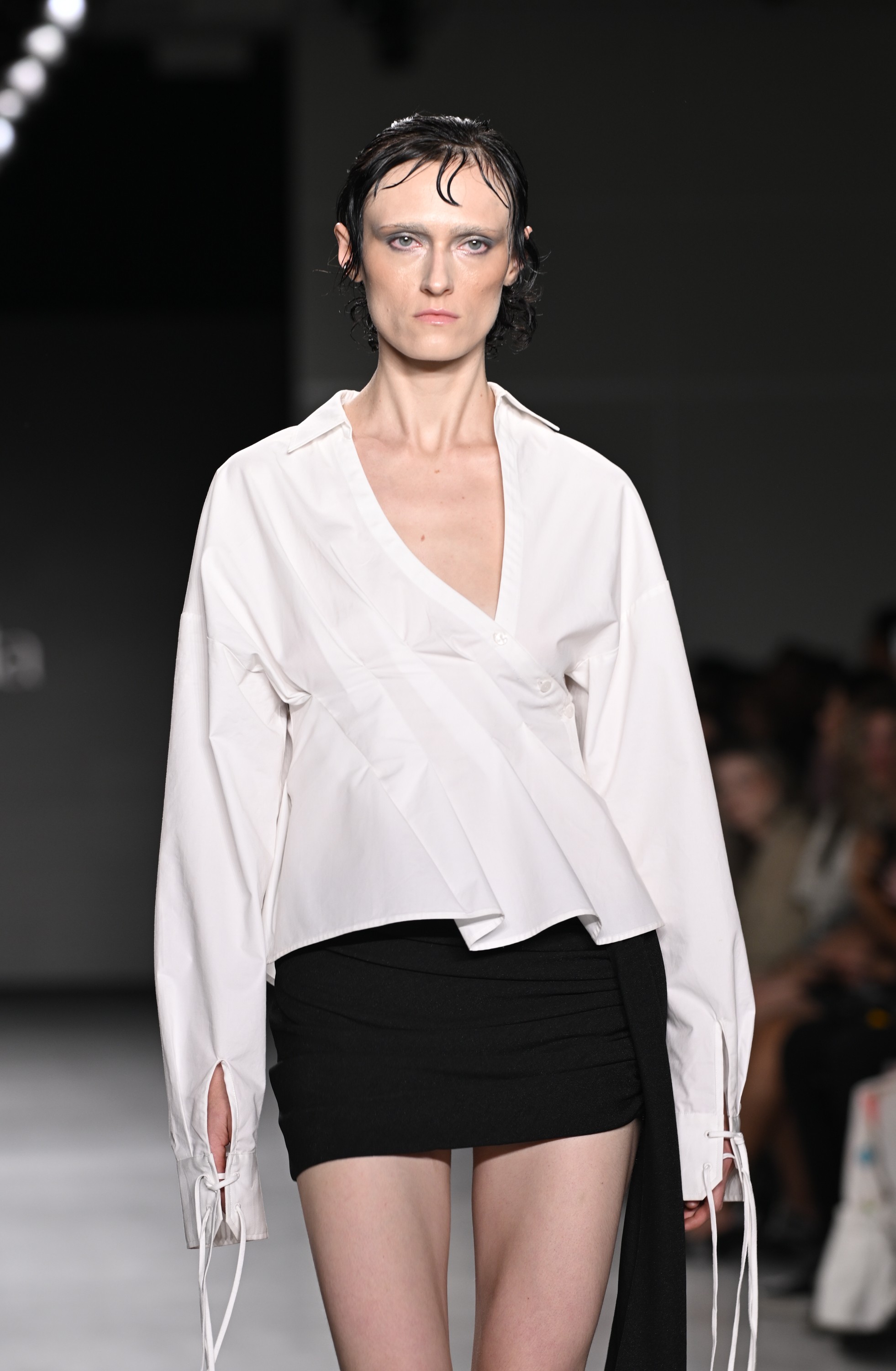 ntk-genz-viet-gay-nuc-long-gioi-mo-dieu-voi-bst-cong-so-tai-new-york-fashion-week-16-1757759541.jpg