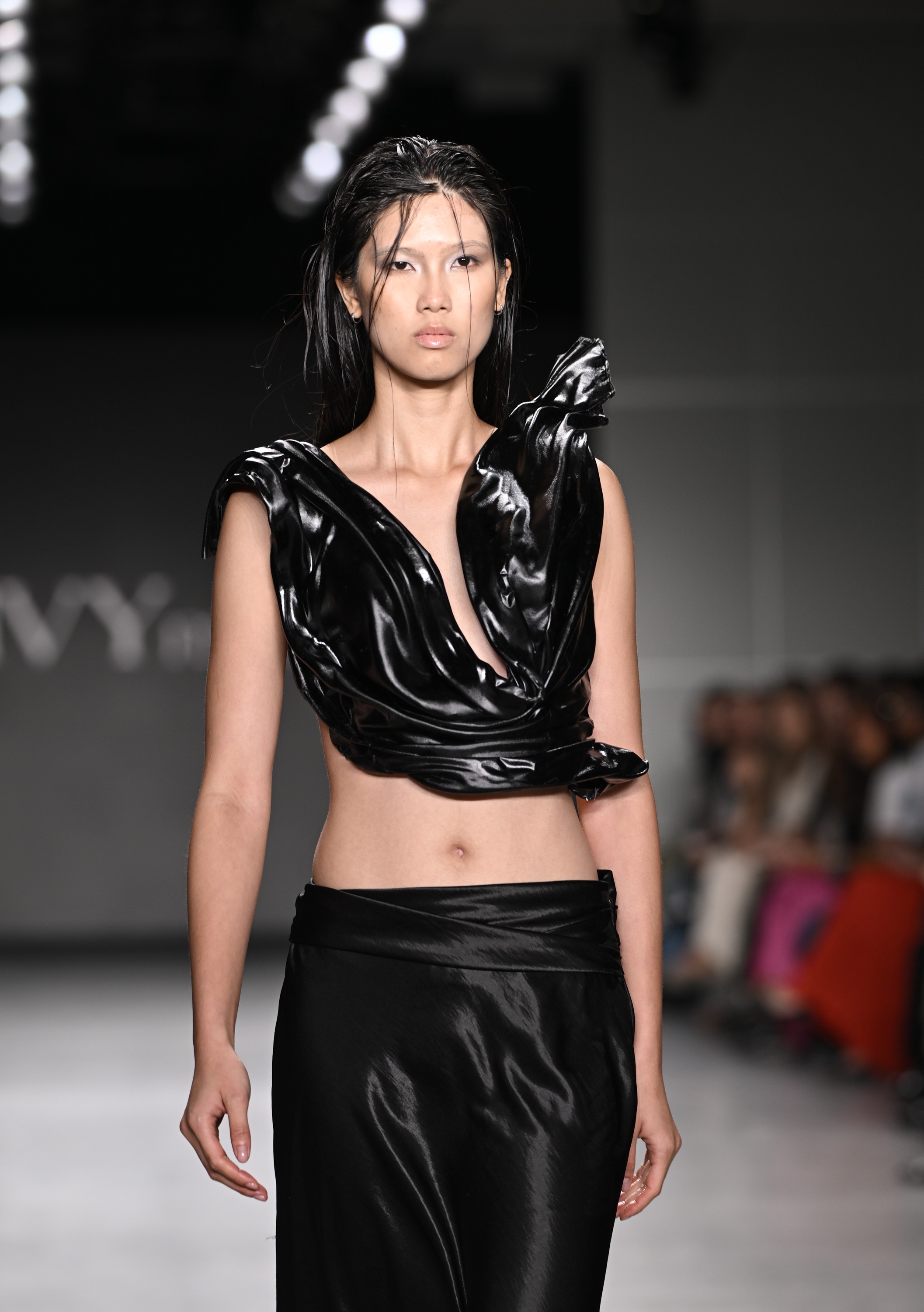 ntk-genz-viet-gay-nuc-long-gioi-mo-dieu-voi-bst-cong-so-tai-new-york-fashion-week-17-1757759542.jpg
