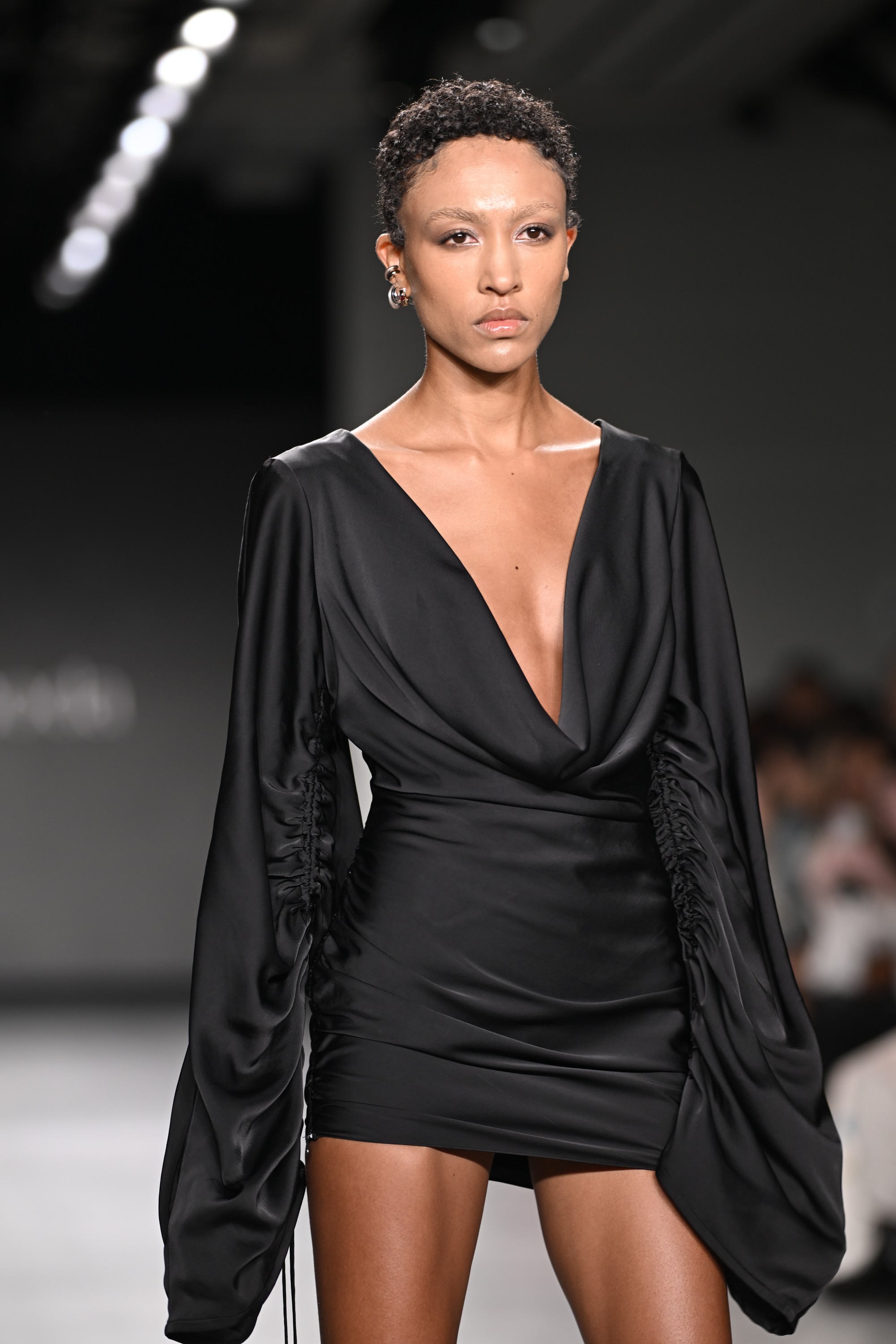 ntk-genz-viet-gay-nuc-long-gioi-mo-dieu-voi-bst-cong-so-tai-new-york-fashion-week-6-1757759541.jpg