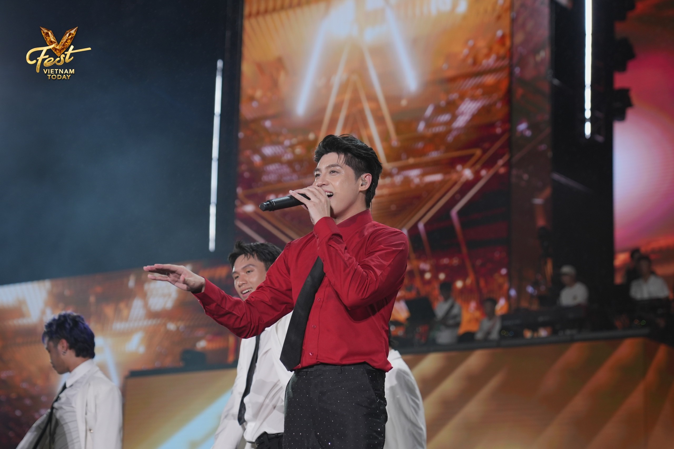v-fest-vietnam-today-khi-22000-con-tim-hoa-cung-nhip-hat-cua-noo-phuoc-thinh-nguyen-hung-vu-3-1758427291.jpg
