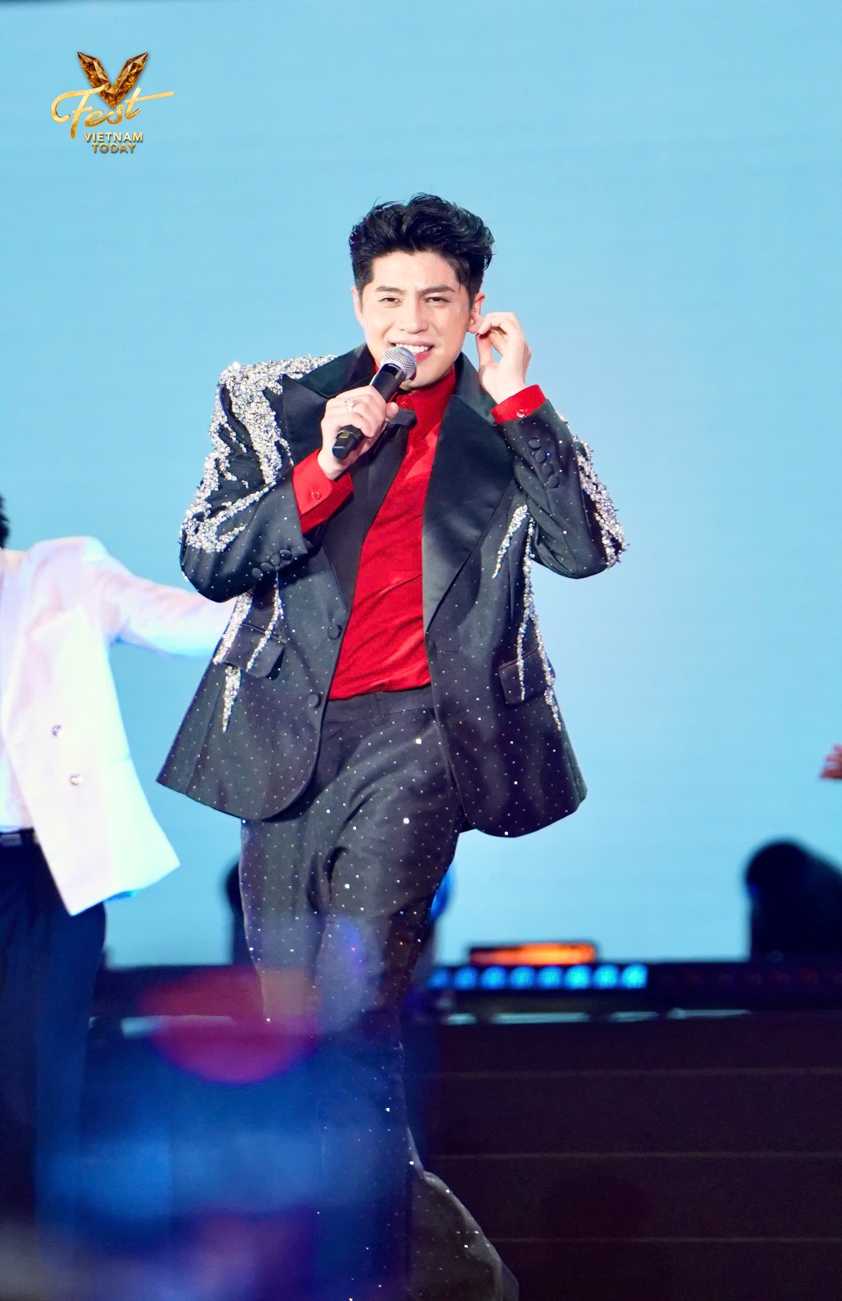 v-fest-vietnam-today-khi-22000-con-tim-hoa-cung-nhip-hat-cua-noo-phuoc-thinh-nguyen-hung-vu-4-1758427291.jpg
