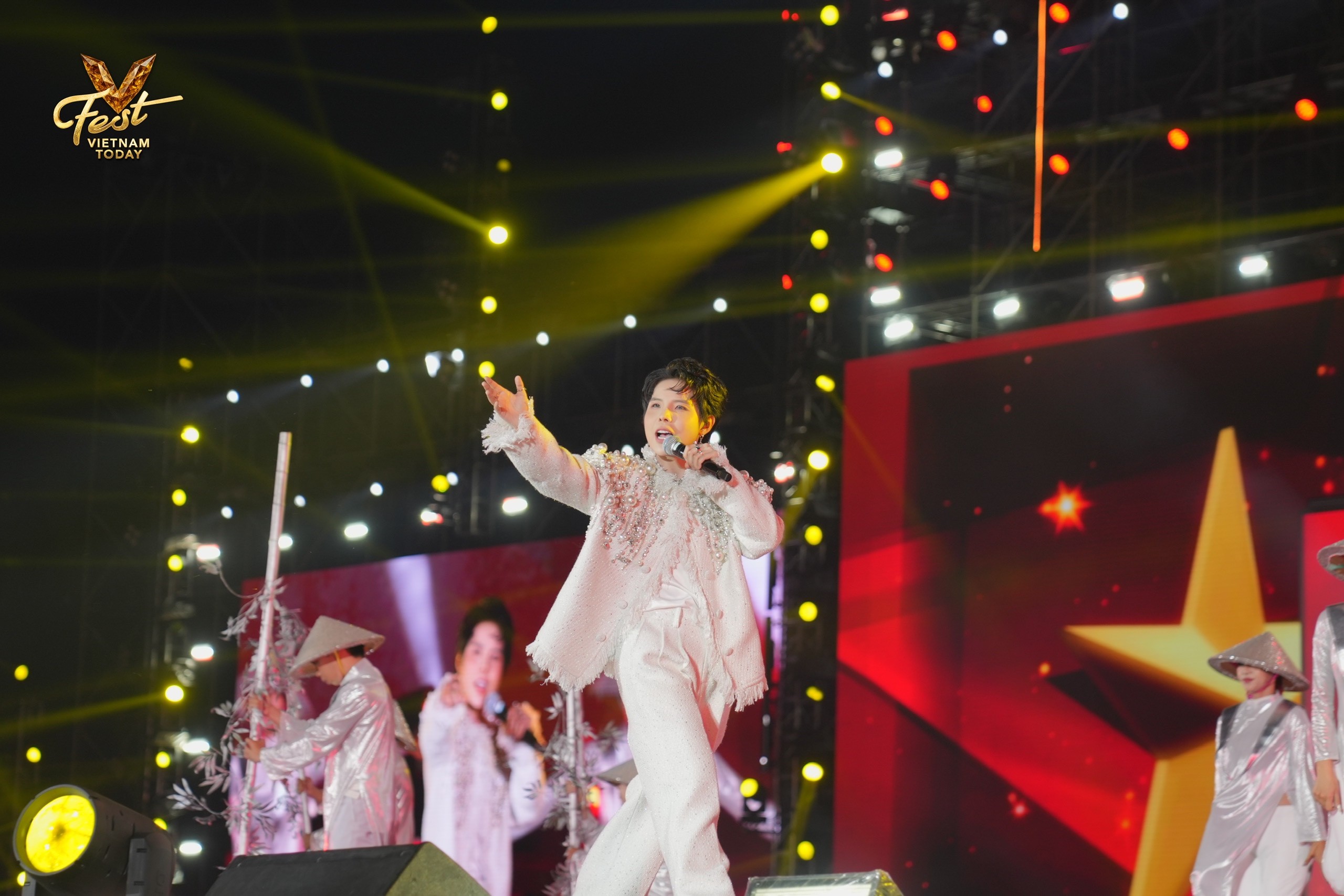 v-fest-vietnam-today-khi-22000-con-tim-hoa-cung-nhip-hat-cua-noo-phuoc-thinh-nguyen-hung-vu-5-1758427291.jpg