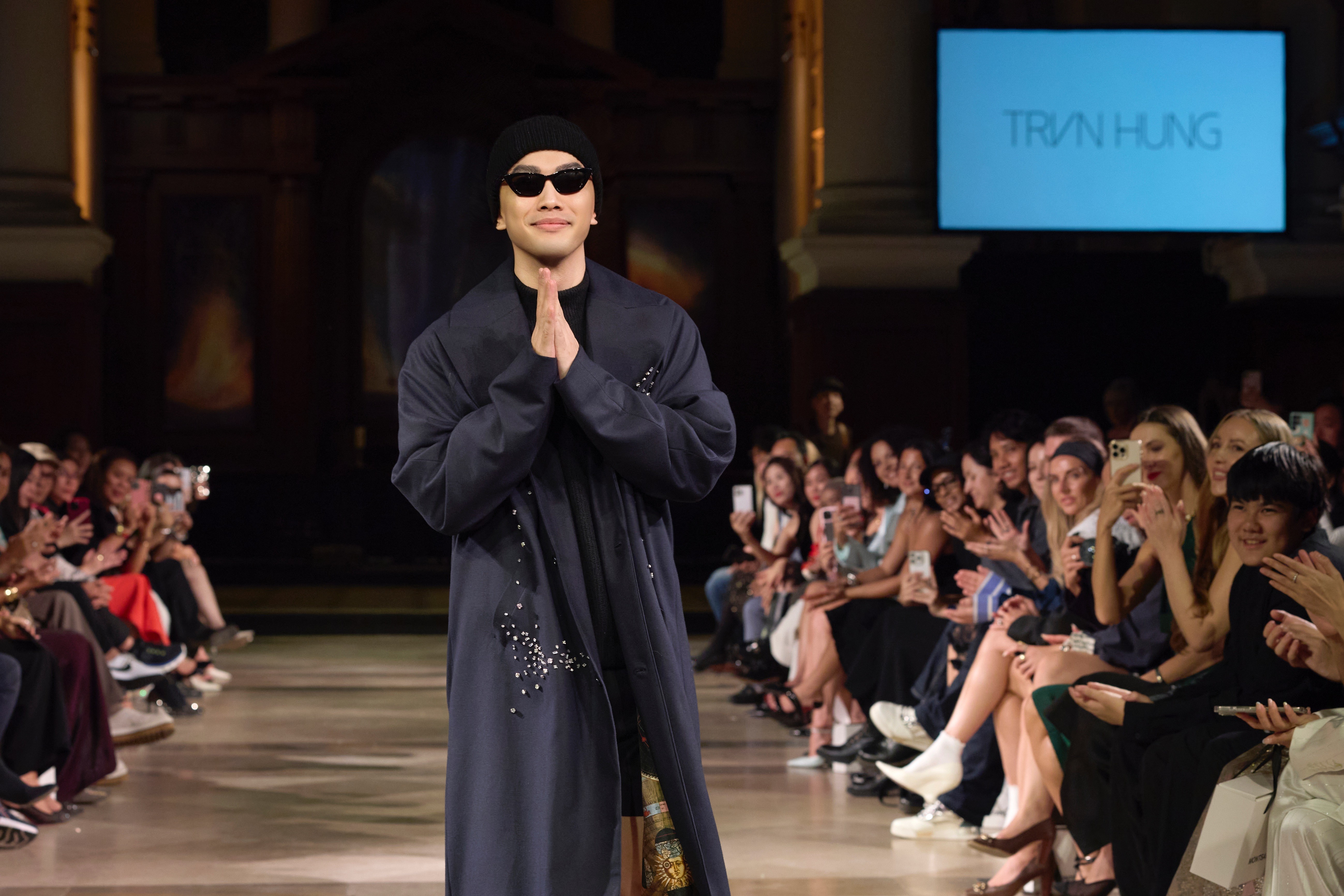 vay-ao-cam-hung-ve-vong-tuan-hoan-cua-thien-nhien-cua-ntk-tran-hung-o-london-fashion-week-spring-summer-2026-1-1758459173.JPG