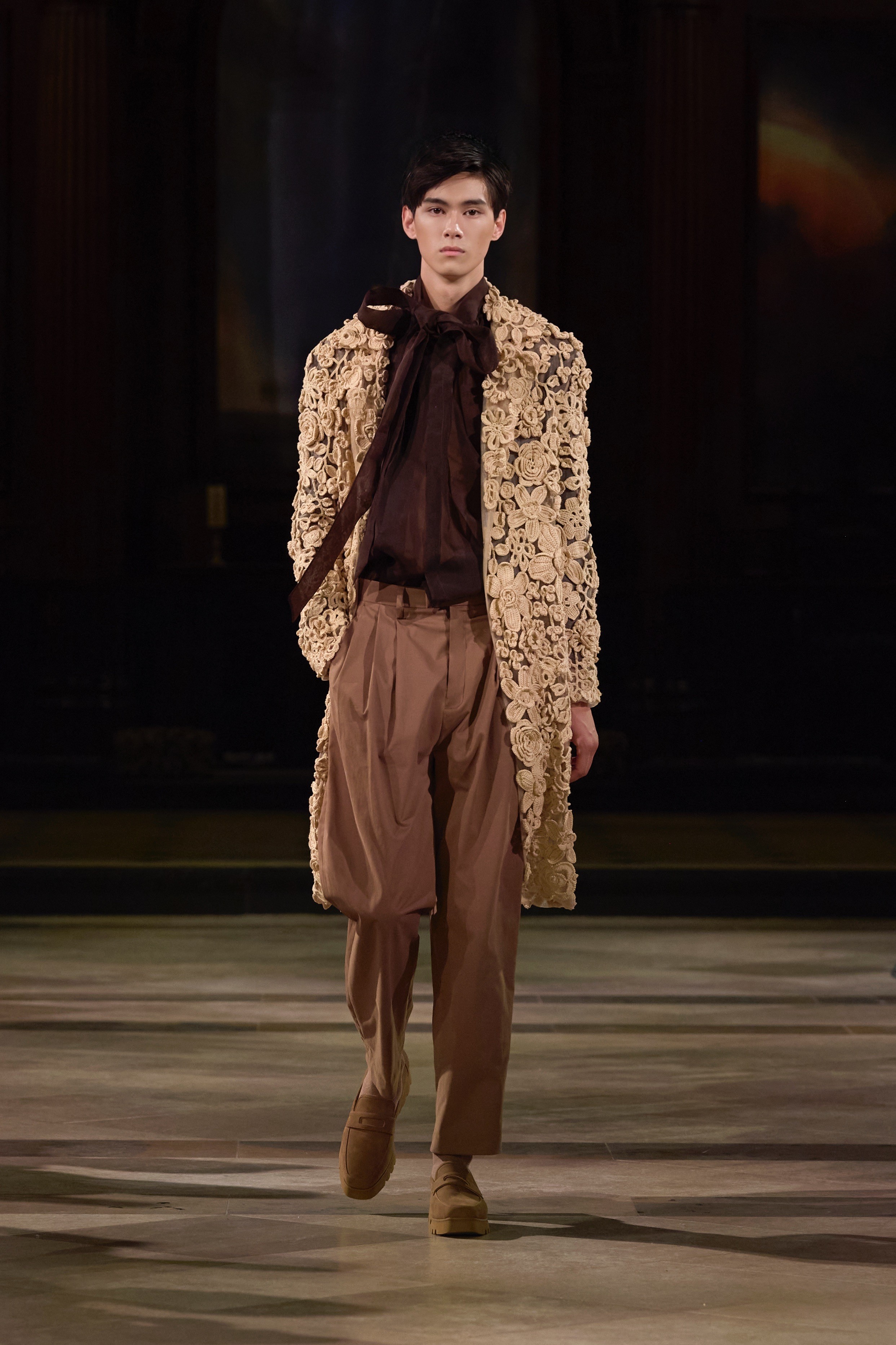 vay-ao-cam-hung-ve-vong-tuan-hoan-cua-thien-nhien-cua-ntk-tran-hung-o-london-fashion-week-spring-summer-2026-11-1758464967.JPG