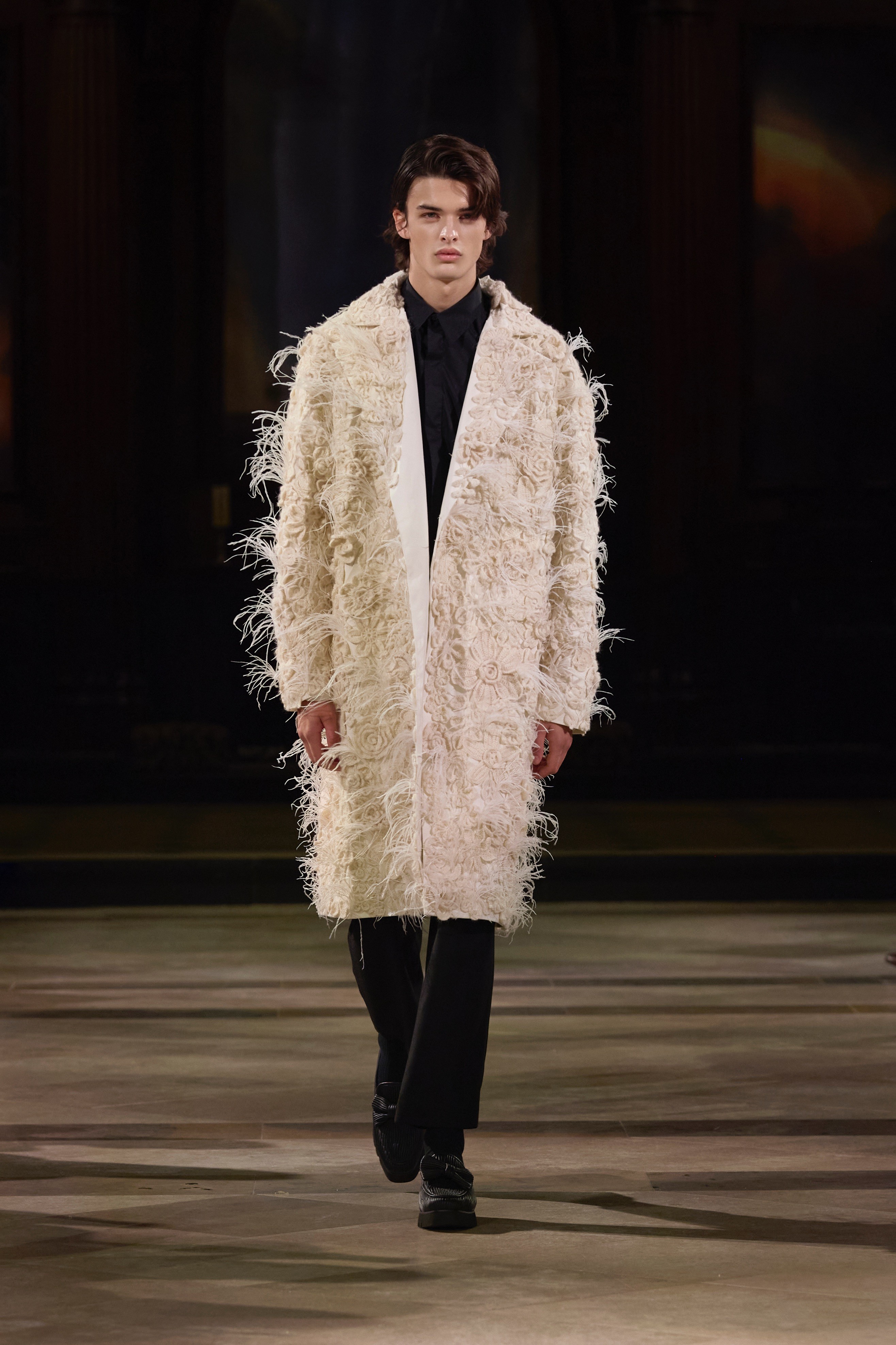 vay-ao-cam-hung-ve-vong-tuan-hoan-cua-thien-nhien-cua-ntk-tran-hung-o-london-fashion-week-spring-summer-2026-13-1758464967.JPG