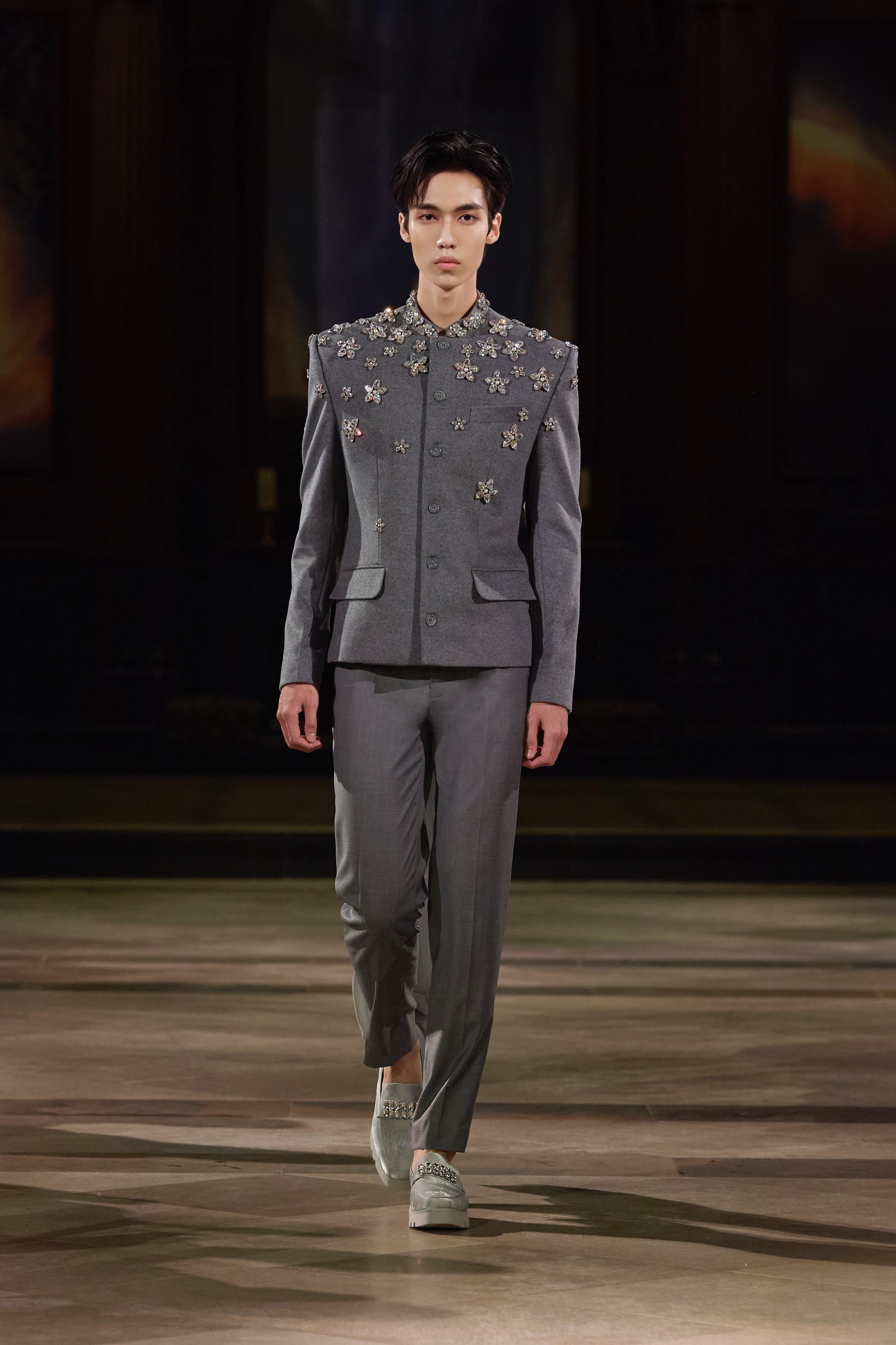 vay-ao-cam-hung-ve-vong-tuan-hoan-cua-thien-nhien-cua-ntk-tran-hung-o-london-fashion-week-spring-summer-2026-14-1758464967.JPG