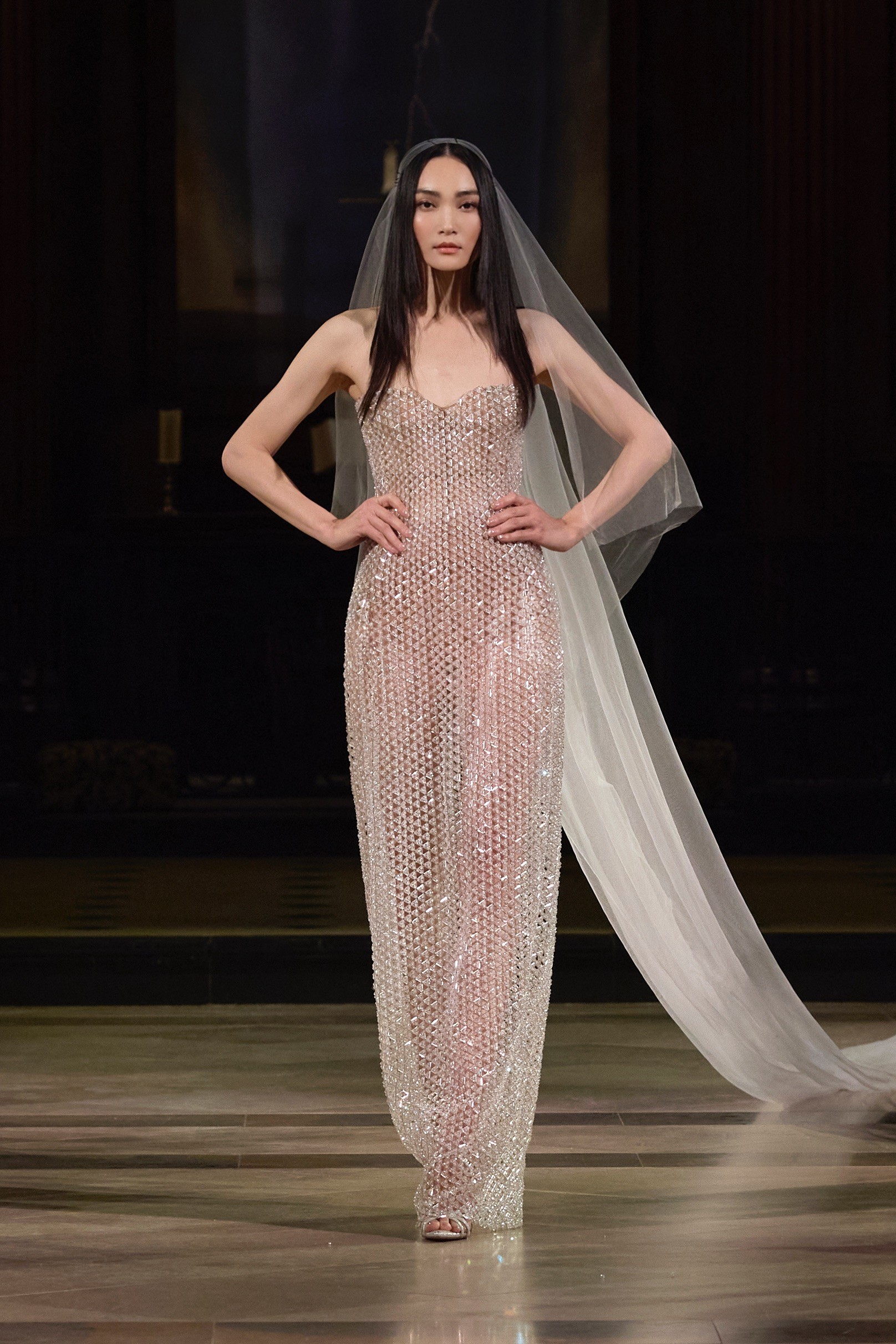 vay-ao-cam-hung-ve-vong-tuan-hoan-cua-thien-nhien-cua-ntk-tran-hung-o-london-fashion-week-spring-summer-2026-17-1758465774.JPG