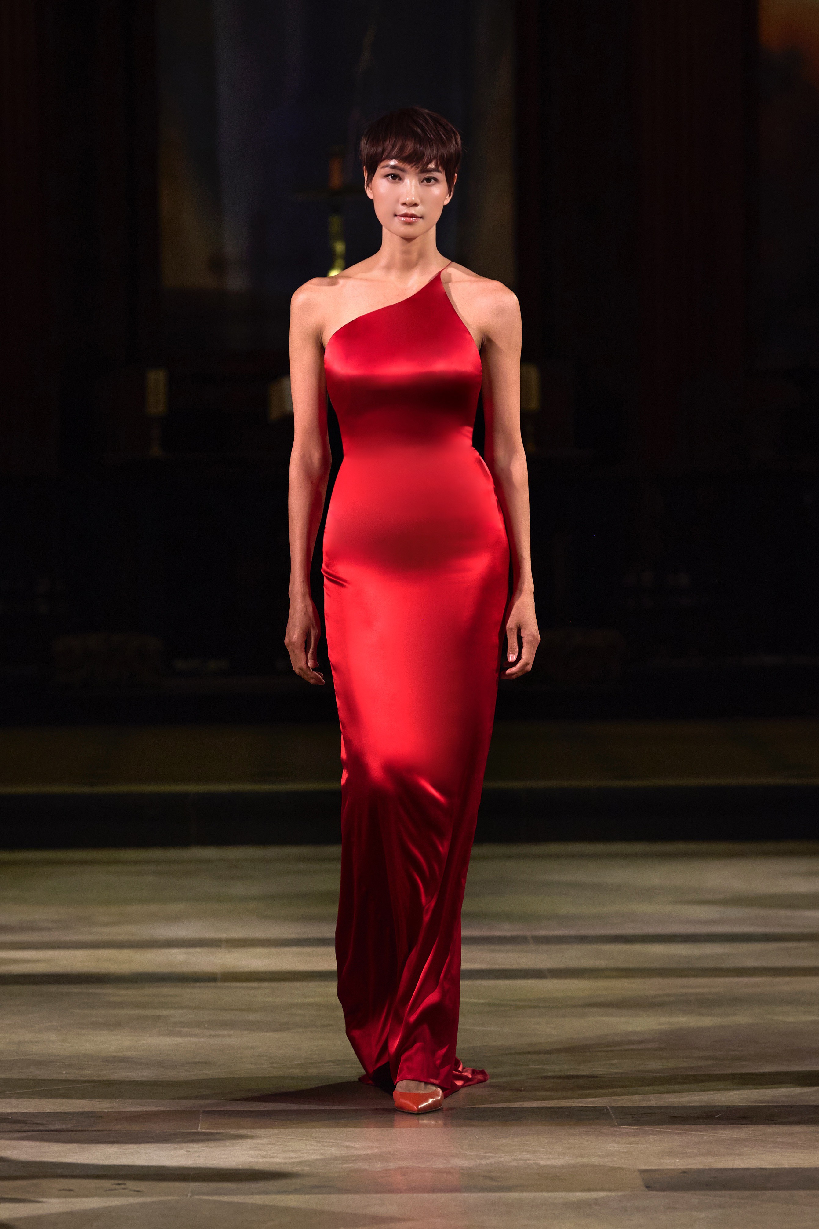 vay-ao-cam-hung-ve-vong-tuan-hoan-cua-thien-nhien-cua-ntk-tran-hung-o-london-fashion-week-spring-summer-2026-8-1758464444.JPG