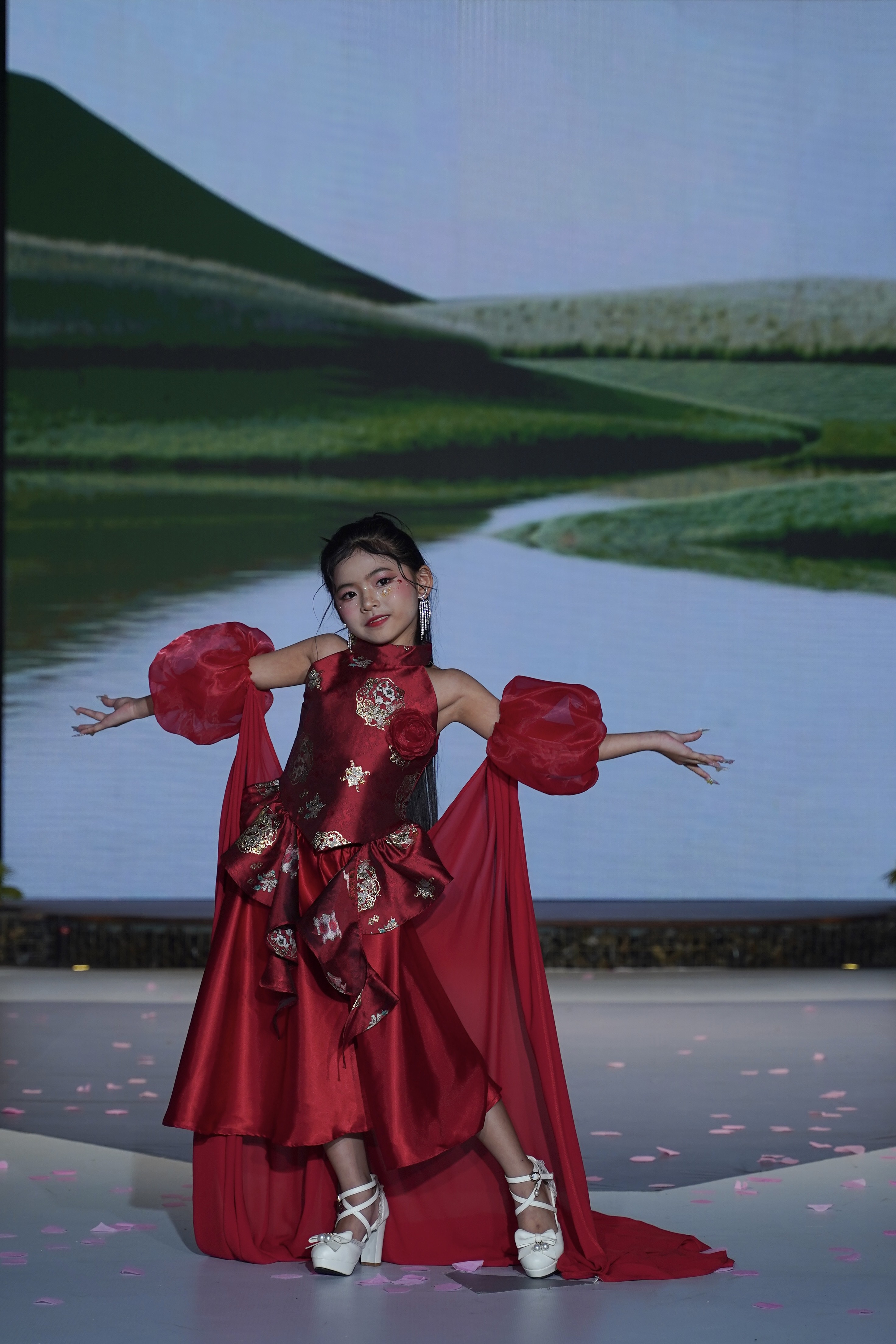 rapper-nhi-xe-xe-lam-vedette-khuay-dong-san-dien-thoi-trang-nhi-12-1759910002.JPG