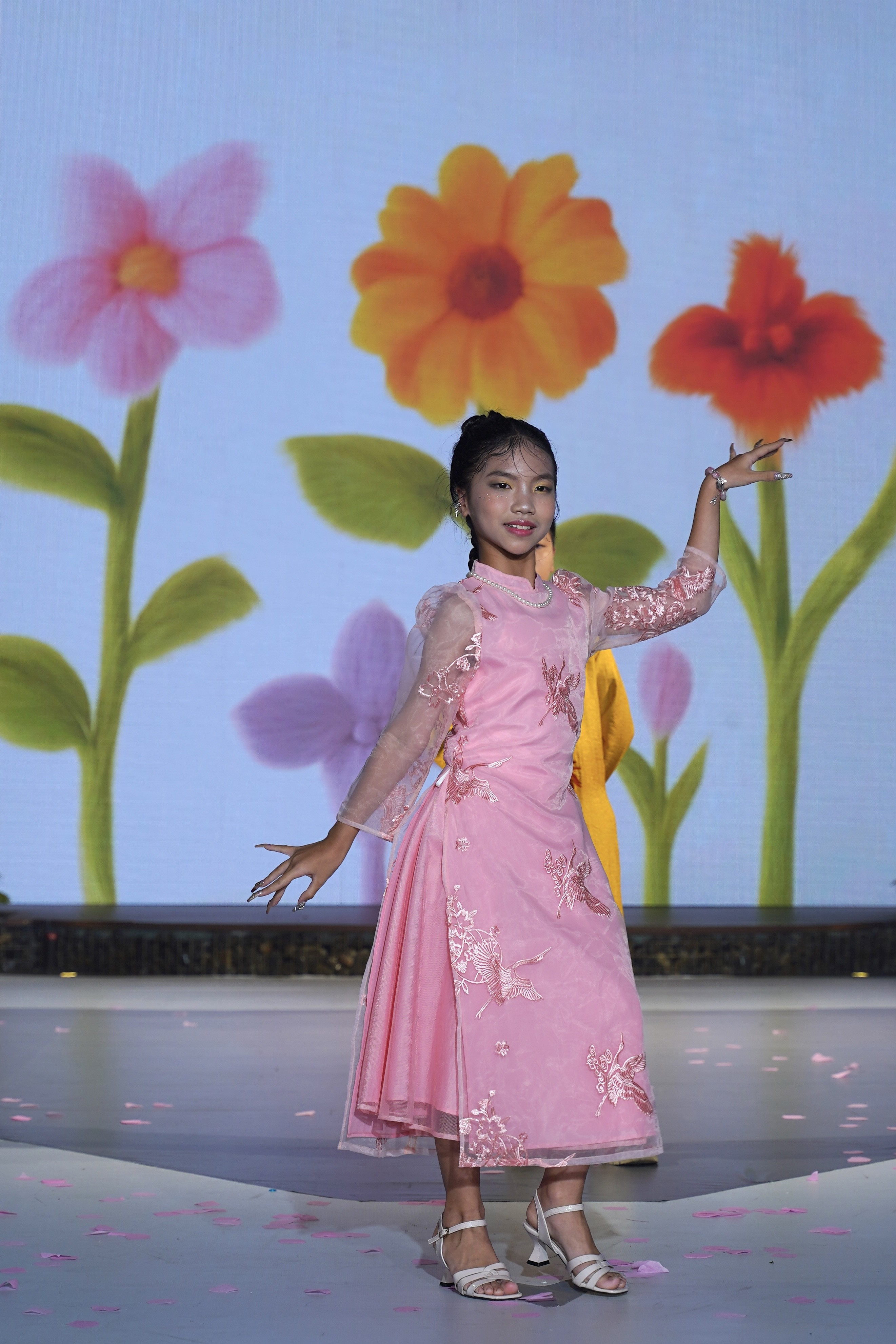 rapper-nhi-xe-xe-lam-vedette-khuay-dong-san-dien-thoi-trang-nhi-13-1759910002.JPG