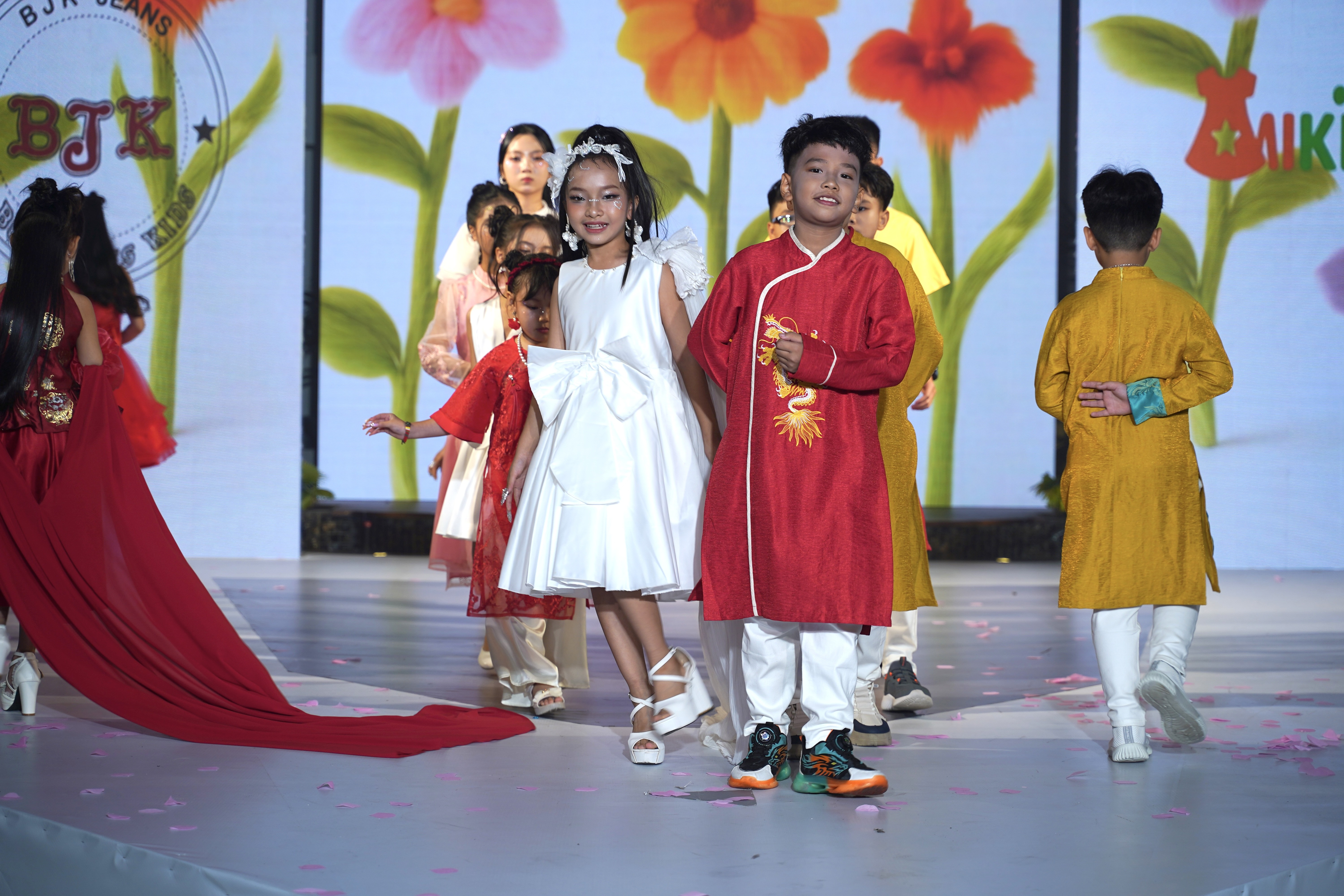 rapper-nhi-xe-xe-lam-vedette-khuay-dong-san-dien-thoi-trang-nhi-15-1759910003.JPG