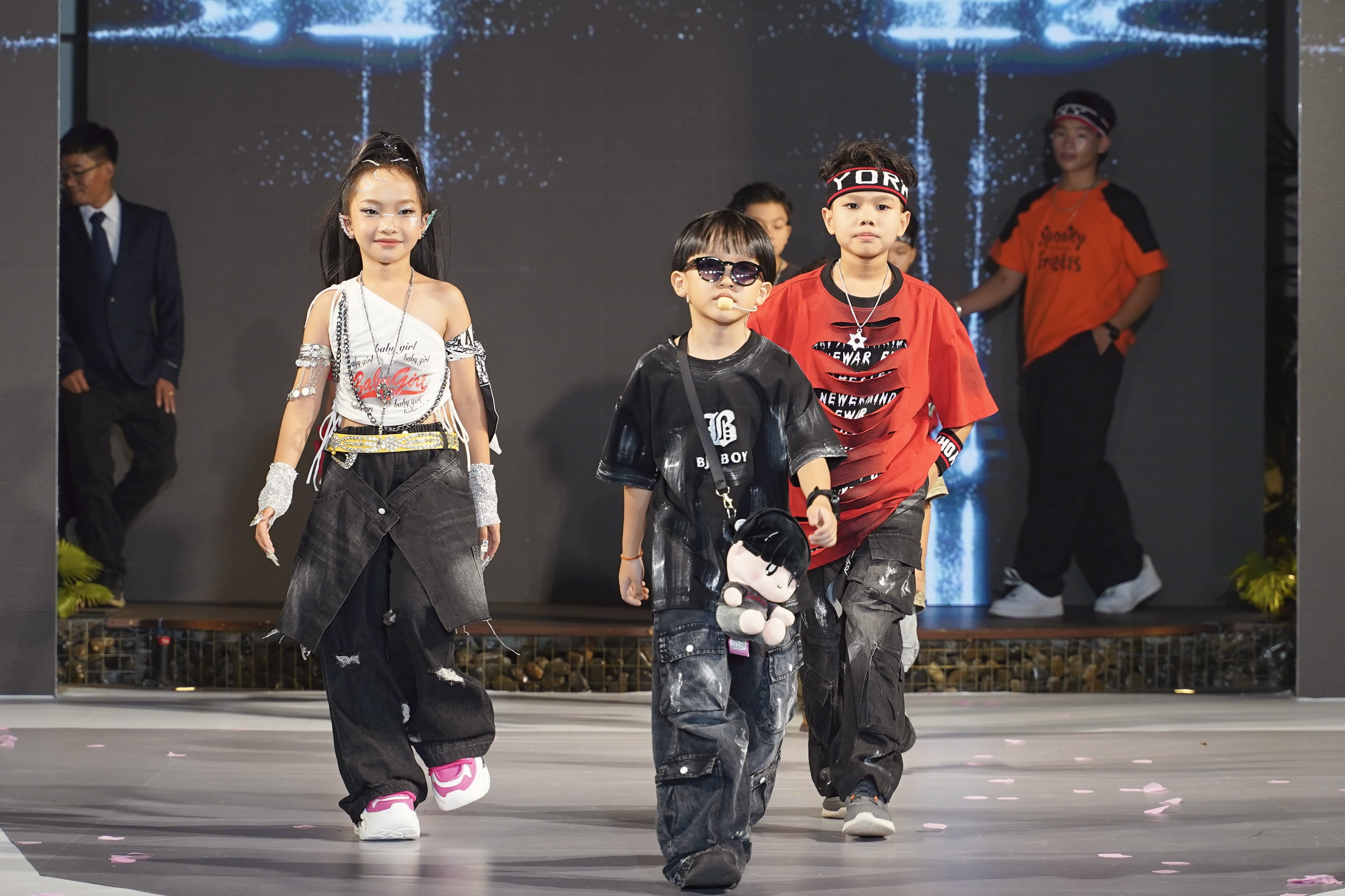 rapper-nhi-xe-xe-lam-vedette-khuay-dong-san-dien-thoi-trang-nhi-3-1759907032.JPG