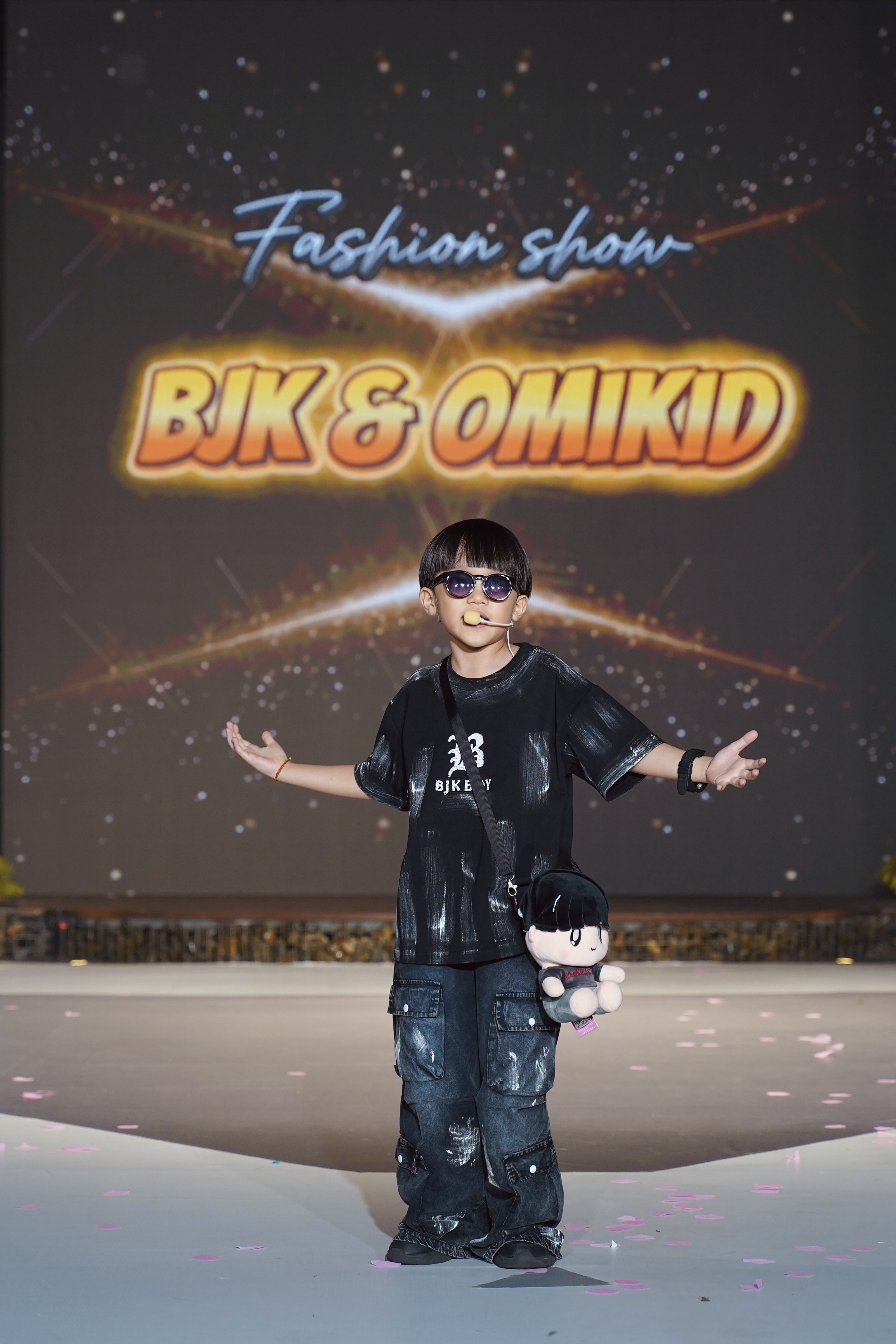 rapper-nhi-xe-xe-lam-vedette-khuay-dong-san-dien-thoi-trang-nhi-4-1759907032.JPG