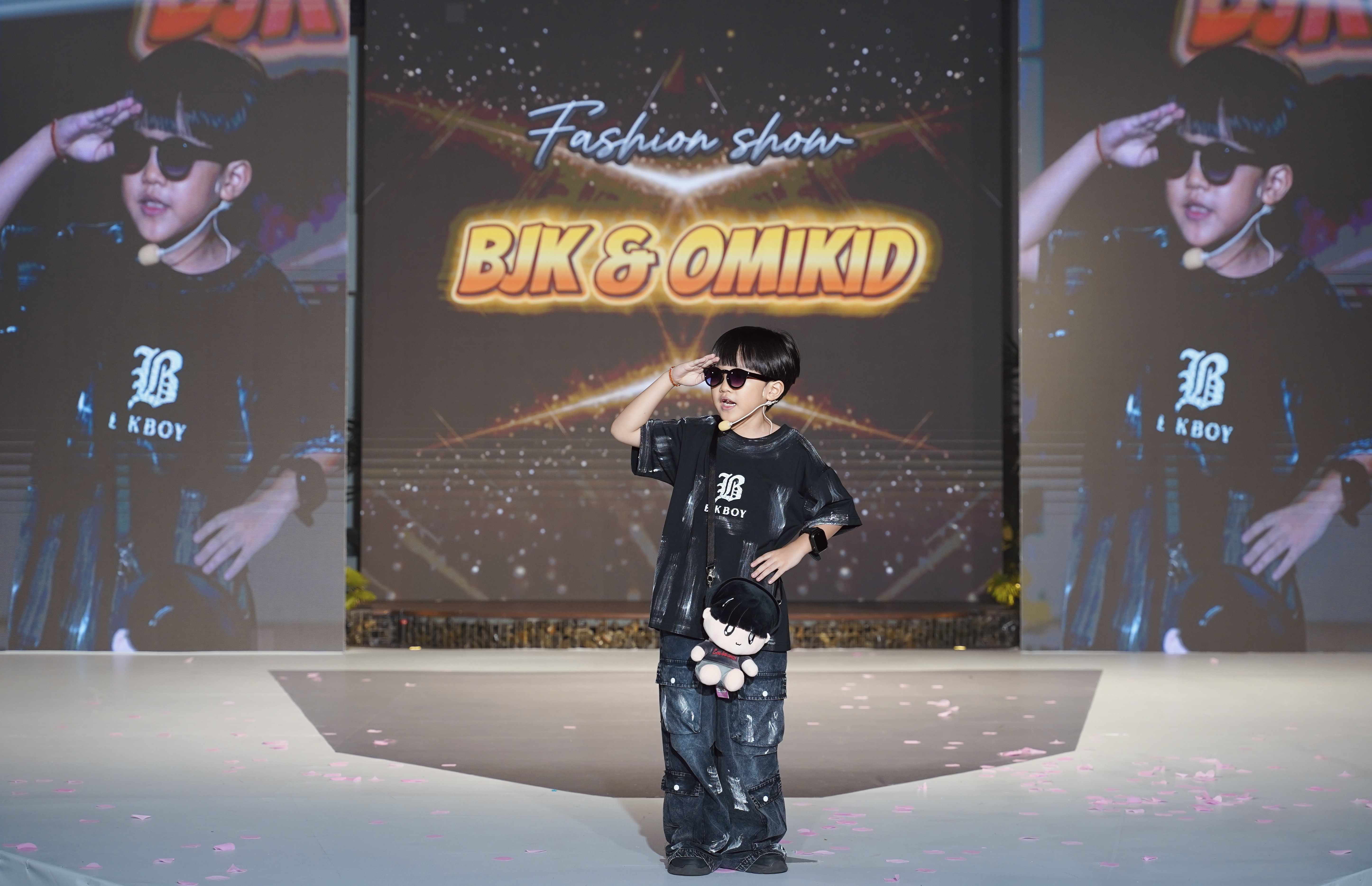 rapper-nhi-xe-xe-lam-vedette-khuay-dong-san-dien-thoi-trang-nhi-5-1759907035.JPG