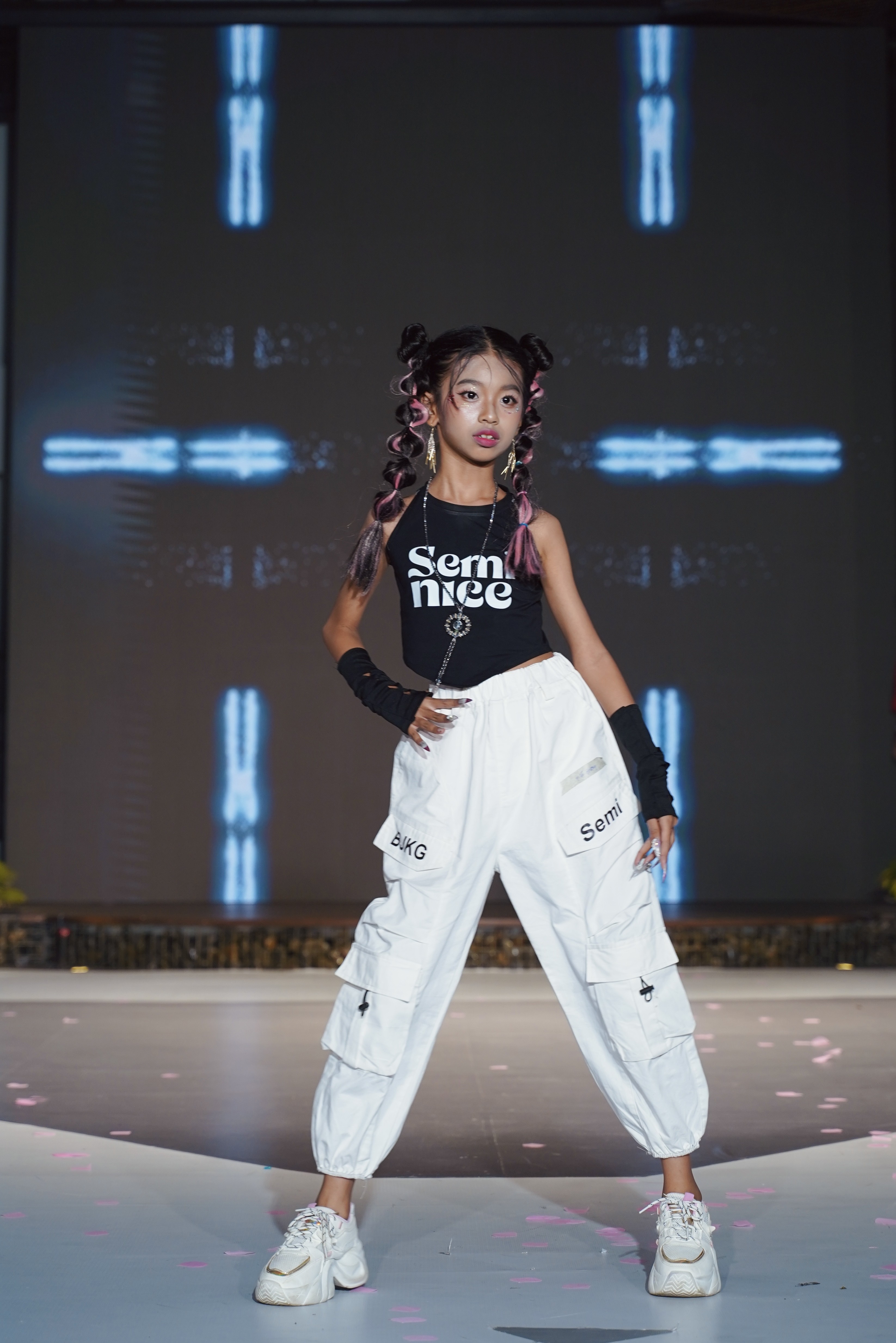 rapper-nhi-xe-xe-lam-vedette-khuay-dong-san-dien-thoi-trang-nhi-7-1759909438.JPG